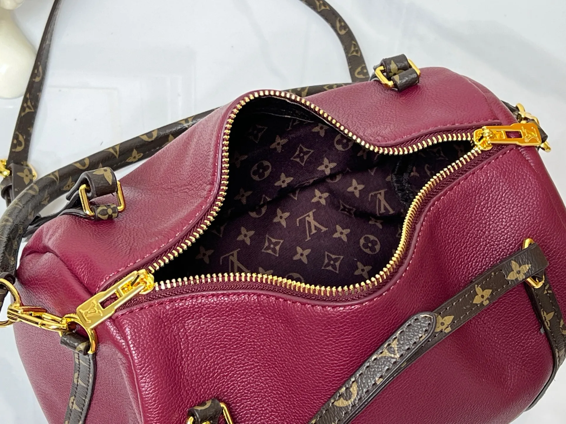 Batch 260💰Upgraded original M26037 M26451 M26359 M26397 M26358 M26039 M26905 M26360 M13668 M13667 This small Express handbag can be called an urban treasure, and its design is inspired by the brand's classic Keepall travel bag. Carefully crafted from fine calf leather, it is decorated with Monogram's classic pattern trim and lining, and is paired with metal hardware and iconic key cases and padlocks, embodying the essence of Louis Vuitton's travel heritage. The compact size can accommodate daily belongings and can be carried in various ways, making it suitable for modern urban life. Dimensions: 26 x 17 x 13.5 (cm) ((length x height x width)