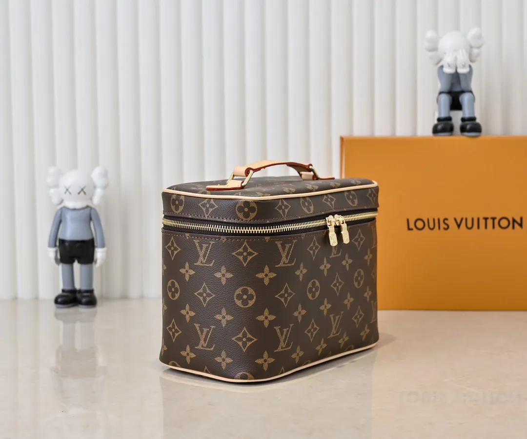 Batch 320💰Upgraded original version ✨M42265 This style is inspired by the iconic Nice cosmetic bag. This elegant toiletry bag is a personalized choice for carrying basic beauty supplies. A hidden zip pocket on the inside of the flap can store especially valuable personal items. - Top woven handle - Monogram coated canvas fabric - Louis Vuitton special coated canvas washable lining - Natural cowhide leather trim - Gold metal hardware - Double-layer zipper closure - Large capacity inside the bag - Zippered pocket on the inside of the flap - Several patch pockets inside - size 24×14×17.