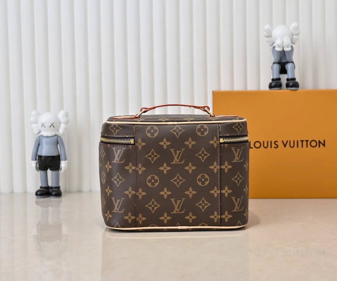 Batch 320💰Upgraded original version ✨M42265 This style is inspired by the iconic Nice cosmetic bag. This elegant toiletry bag is a personalized choice for carrying basic beauty supplies. A hidden zip pocket on the inside of the flap can store especially valuable personal items. - Top woven handle - Monogram coated canvas fabric - Louis Vuitton special coated canvas washable lining - Natural cowhide leather trim - Gold metal hardware - Double-layer zipper closure - Large capacity inside the bag - Zippered pocket on the inside of the flap - Several patch pockets inside - size 24×14×17.