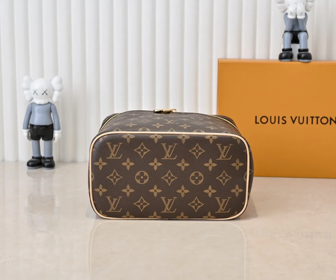 Batch 320💰Upgraded original version ✨M42265 This style is inspired by the iconic Nice cosmetic bag. This elegant toiletry bag is a personalized choice for carrying basic beauty supplies. A hidden zip pocket on the inside of the flap can store especially valuable personal items. - Top woven handle - Monogram coated canvas fabric - Louis Vuitton special coated canvas washable lining - Natural cowhide leather trim - Gold metal hardware - Double-layer zipper closure - Large capacity inside the bag - Zippered pocket on the inside of the flap - Several patch pockets inside - size 24×14×17.