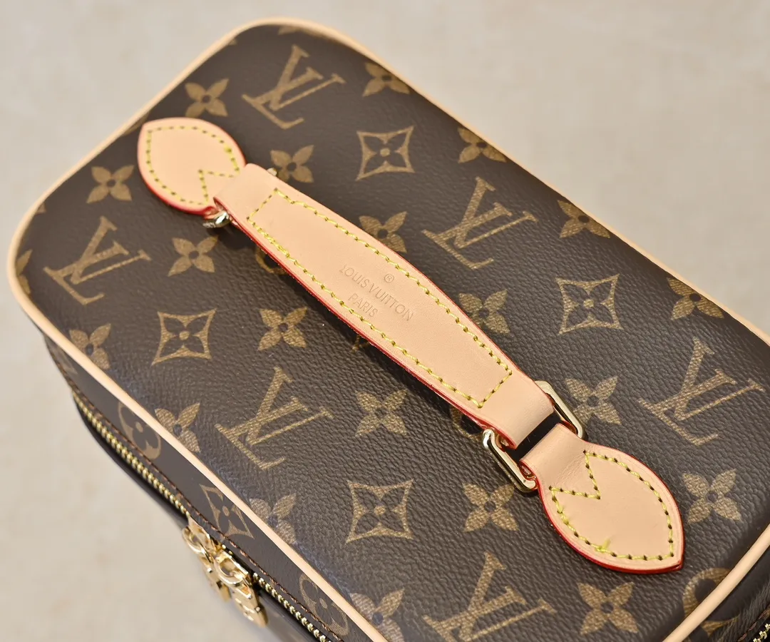 Batch 320💰Upgraded original version ✨M42265 This style is inspired by the iconic Nice cosmetic bag. This elegant toiletry bag is a personalized choice for carrying basic beauty supplies. A hidden zip pocket on the inside of the flap can store especially valuable personal items. - Top woven handle - Monogram coated canvas fabric - Louis Vuitton special coated canvas washable lining - Natural cowhide leather trim - Gold metal hardware - Double-layer zipper closure - Large capacity inside the bag - Zippered pocket on the inside of the flap - Several patch pockets inside - size 24×14×17.