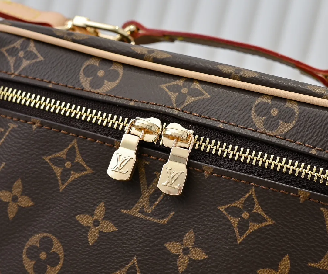 Batch 320💰Upgraded original version ✨M42265 This style is inspired by the iconic Nice cosmetic bag. This elegant toiletry bag is a personalized choice for carrying basic beauty supplies. A hidden zip pocket on the inside of the flap can store especially valuable personal items. - Top woven handle - Monogram coated canvas fabric - Louis Vuitton special coated canvas washable lining - Natural cowhide leather trim - Gold metal hardware - Double-layer zipper closure - Large capacity inside the bag - Zippered pocket on the inside of the flap - Several patch pockets inside - size 24×14×17.