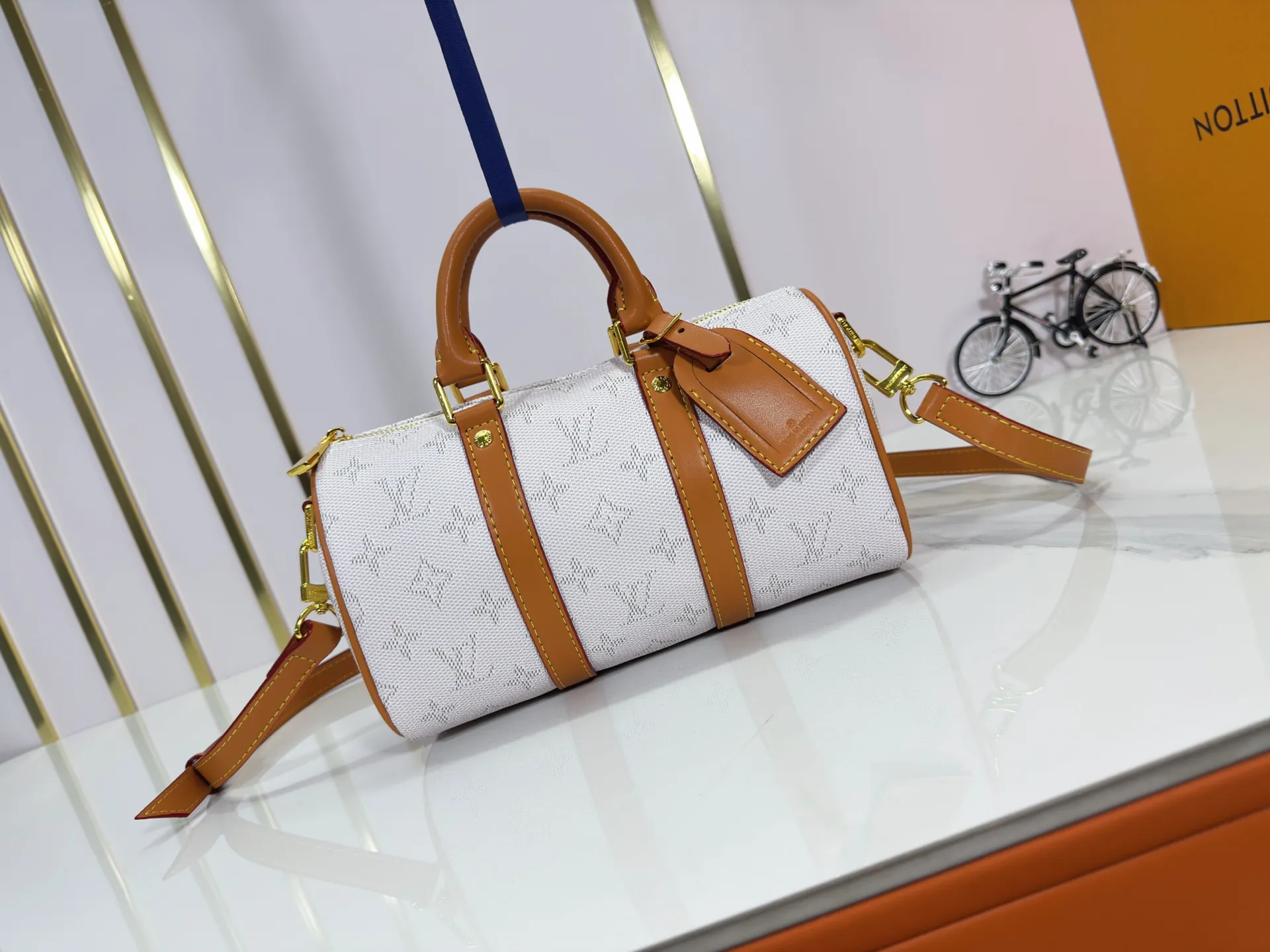 P240 Upgraded original M14078 M01942 M15076 M24434 M46271 M20900 M46249 This handbag condenses the classic silhouette of the Keepall travel bag. It is made of Monogram embossed Taurillon leather. Its compact shape is suitable for storing small items such as mobile phones and wallets. With its clever use of leather handles and detachable shoulder strap, it's easy to carry with you in trendy style. Detailed features Dimensions: 25✘15✘11 cm