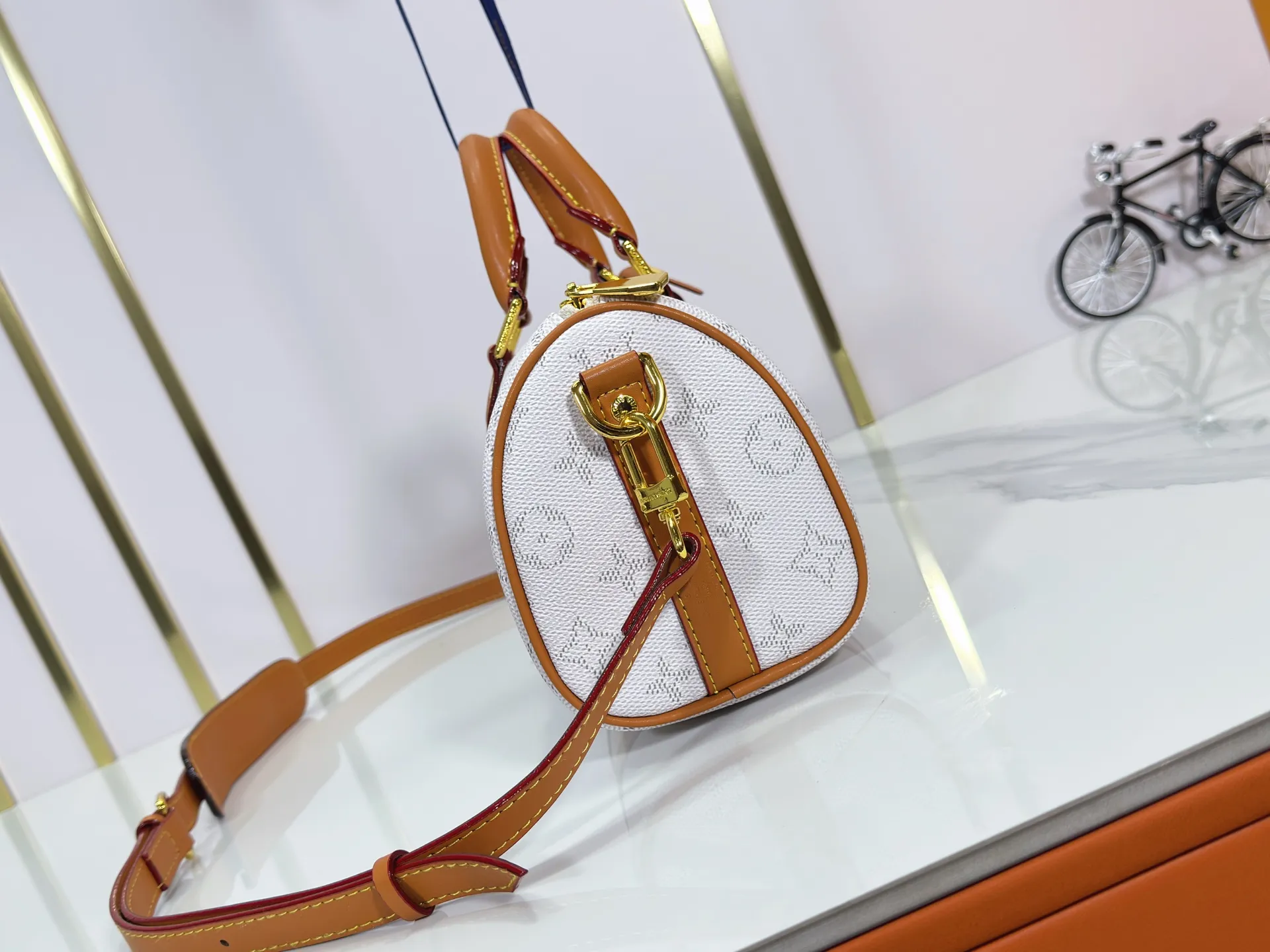 P240 Upgraded original M14078 M01942 M15076 M24434 M46271 M20900 M46249 This handbag condenses the classic silhouette of the Keepall travel bag. It is made of Monogram embossed Taurillon leather. Its compact shape is suitable for storing small items such as mobile phones and wallets. With its clever use of leather handles and detachable shoulder strap, it's easy to carry with you in trendy style. Detailed features Dimensions: 25✘15✘11 cm