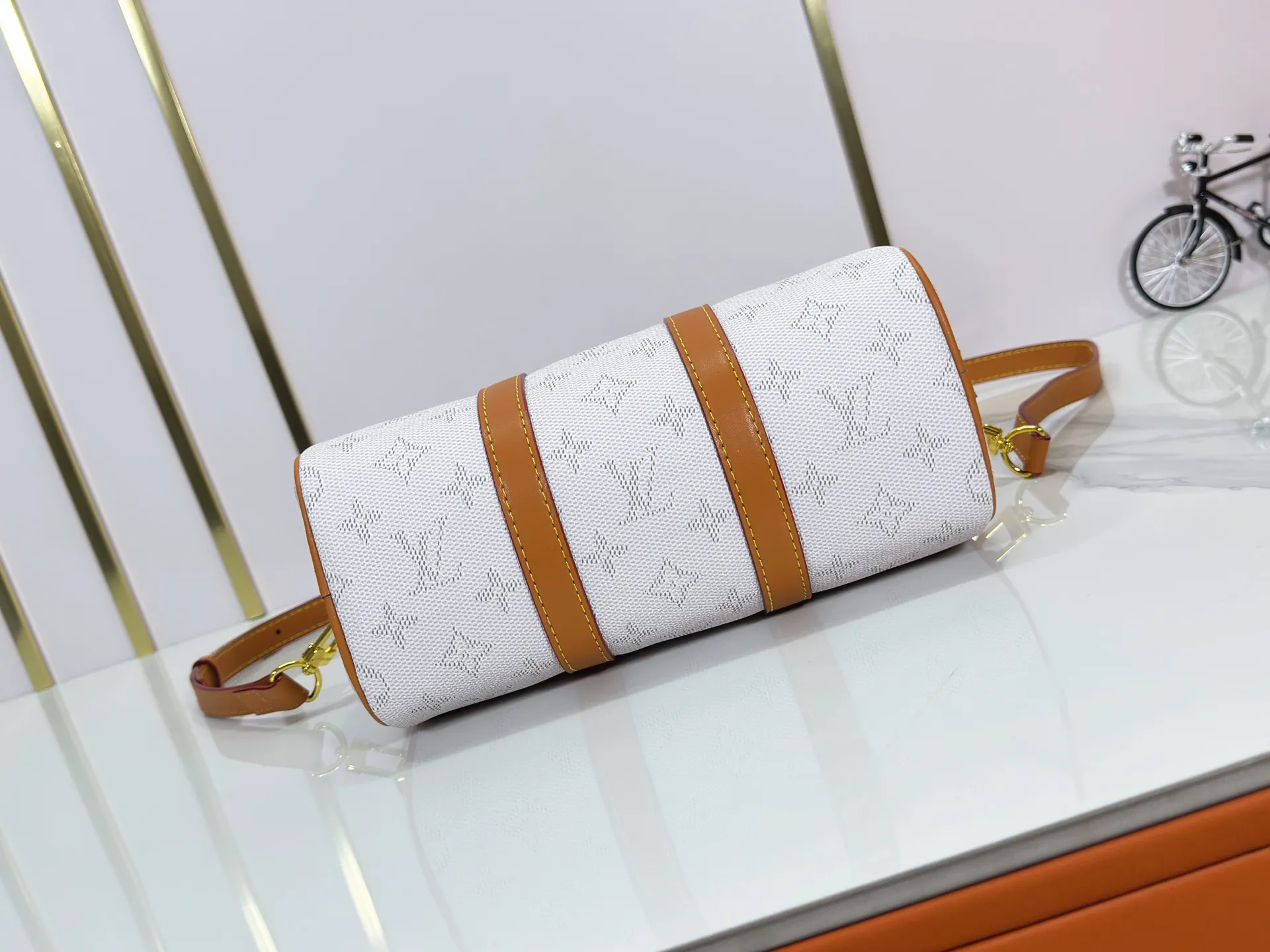 P240 Upgraded original M14078 M01942 M15076 M24434 M46271 M20900 M46249 This handbag condenses the classic silhouette of the Keepall travel bag. It is made of Monogram embossed Taurillon leather. Its compact shape is suitable for storing small items such as mobile phones and wallets. With its clever use of leather handles and detachable shoulder strap, it's easy to carry with you in trendy style. Detailed features Dimensions: 25✘15✘11 cm