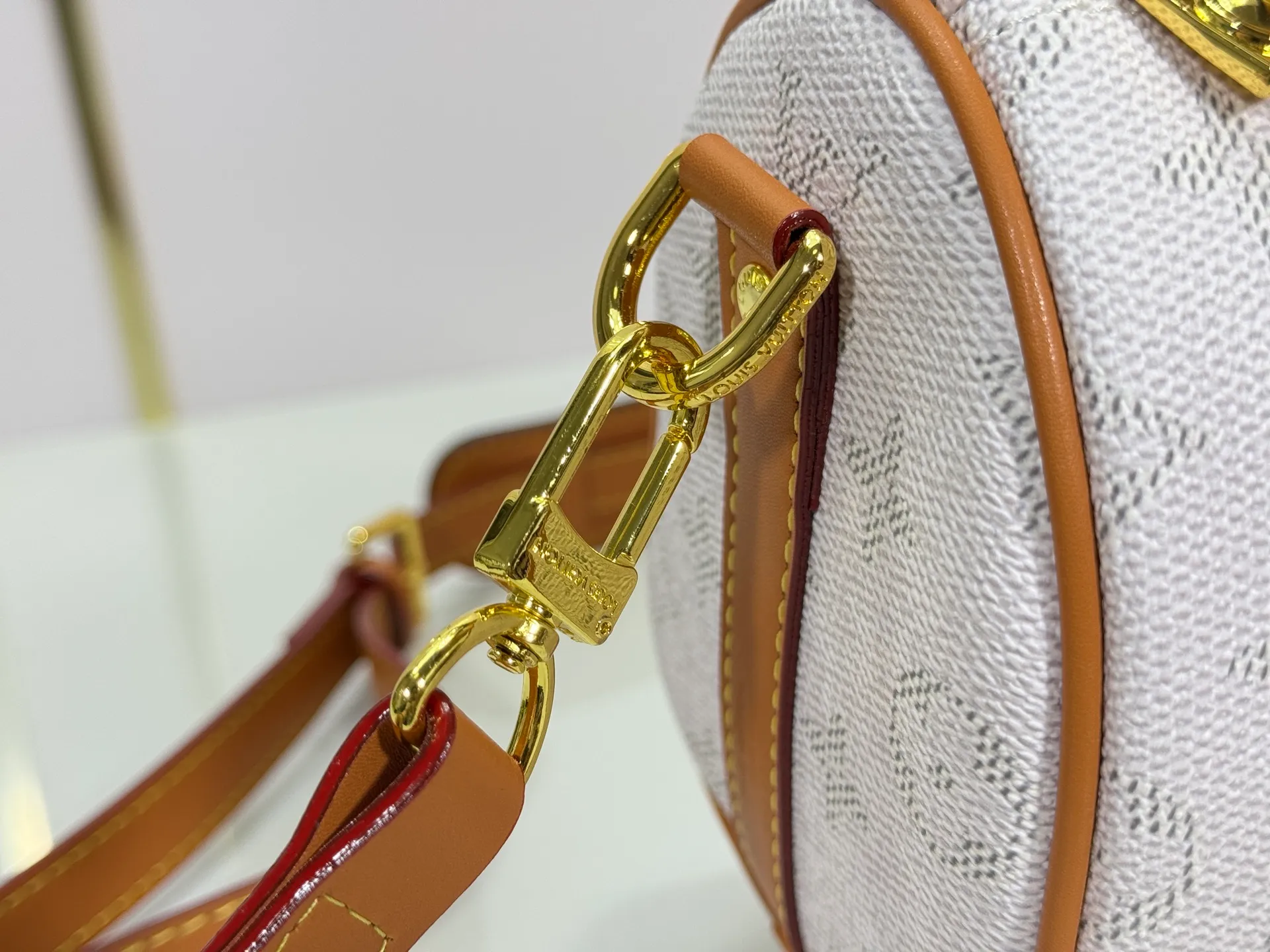 P240 Upgraded original M14078 M01942 M15076 M24434 M46271 M20900 M46249 This handbag condenses the classic silhouette of the Keepall travel bag. It is made of Monogram embossed Taurillon leather. Its compact shape is suitable for storing small items such as mobile phones and wallets. With its clever use of leather handles and detachable shoulder strap, it's easy to carry with you in trendy style. Detailed features Dimensions: 25✘15✘11 cm