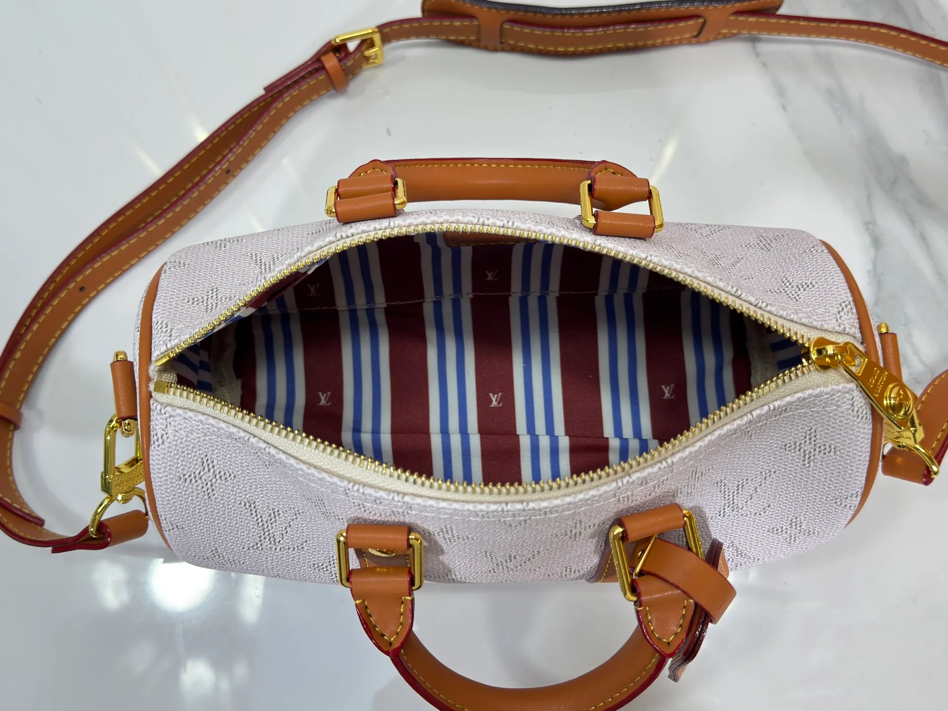 P240 Upgraded original M14078 M01942 M15076 M24434 M46271 M20900 M46249 This handbag condenses the classic silhouette of the Keepall travel bag. It is made of Monogram embossed Taurillon leather. Its compact shape is suitable for storing small items such as mobile phones and wallets. With its clever use of leather handles and detachable shoulder strap, it's easy to carry with you in trendy style. Detailed features Dimensions: 25✘15✘11 cm