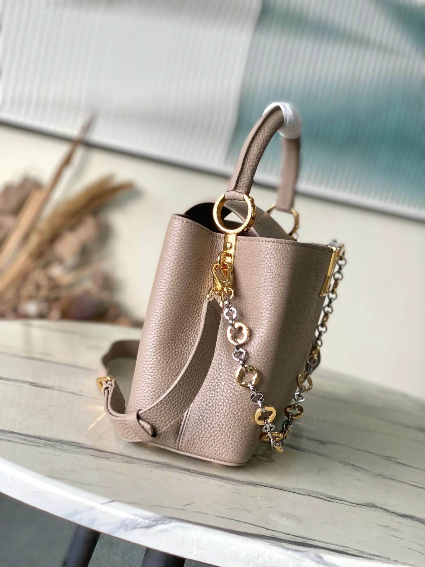 💰2480 "Special Grade Original Leather" M12935 Elephant Gray Medium This Capucines medium handbag is from the Chain On You series. It uses Taurillon cow leather to focus on the brand's ingenuity and sophisticated craftsmanship. The jewelry-style double-plated chain is embellished with Monogram flowers, and the rounded LV letters and metal parts add elegant touches. Whether worn cross-body, hand-carried or shoulder-carried, it can display elegant style. Dimensions: 31.5 × 20 × 11 cm