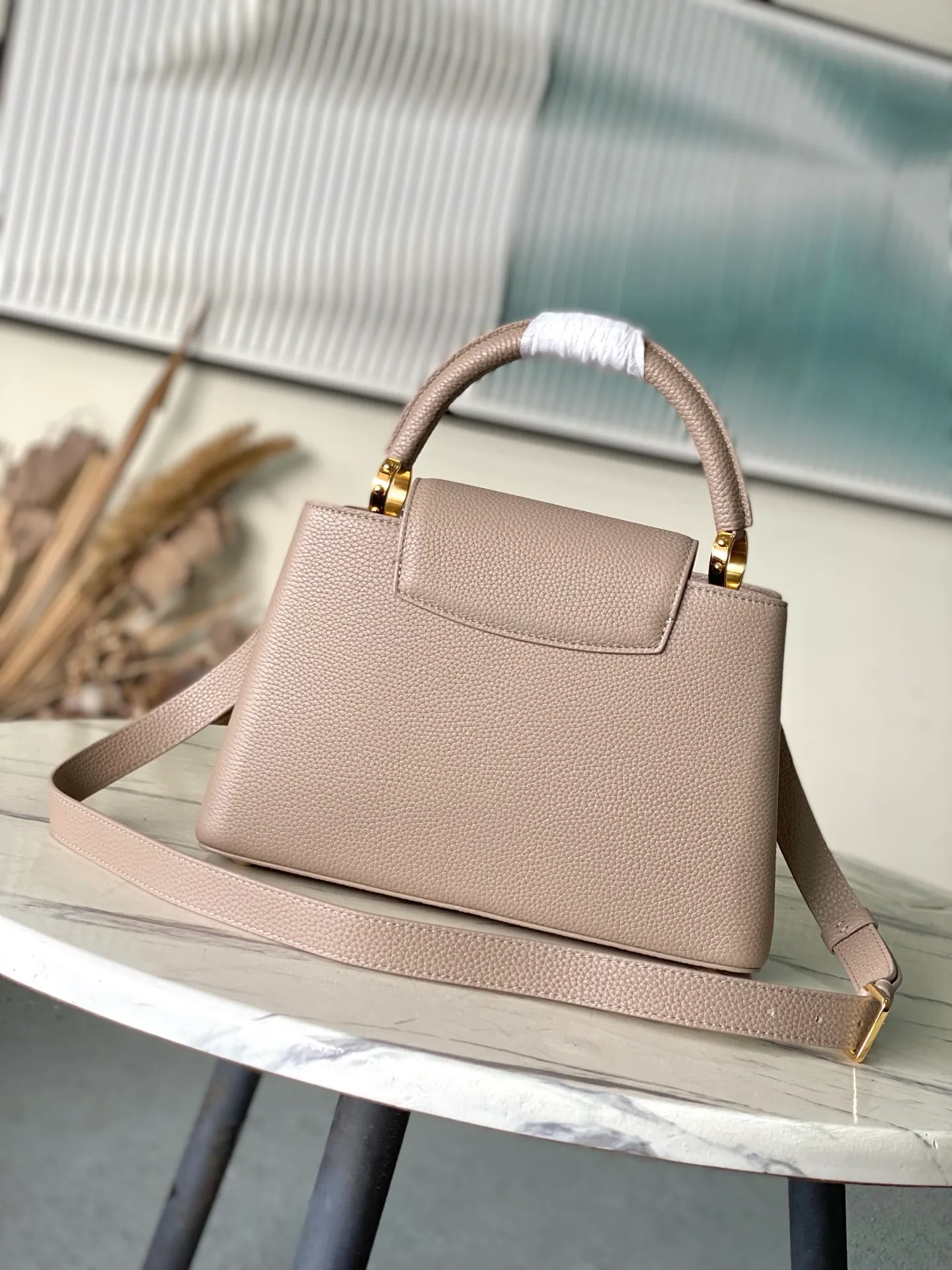 💰2480 "Special Grade Original Leather" M12935 Elephant Gray Medium This Capucines medium handbag is from the Chain On You series. It uses Taurillon cow leather to focus on the brand's ingenuity and sophisticated craftsmanship. The jewelry-style double-plated chain is embellished with Monogram flowers, and the rounded LV letters and metal parts add elegant touches. Whether worn cross-body, hand-carried or shoulder-carried, it can display elegant style. Dimensions: 31.5 × 20 × 11 cm