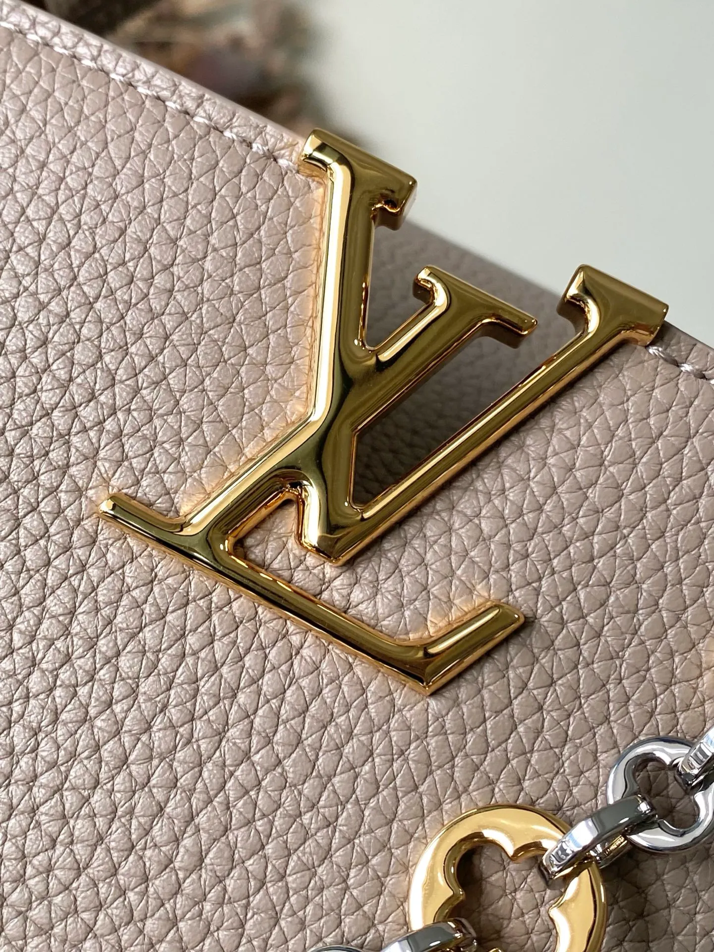 💰2480 "Special Grade Original Leather" M12935 Elephant Gray Medium This Capucines medium handbag is from the Chain On You series. It uses Taurillon cow leather to focus on the brand's ingenuity and sophisticated craftsmanship. The jewelry-style double-plated chain is embellished with Monogram flowers, and the rounded LV letters and metal parts add elegant touches. Whether worn cross-body, hand-carried or shoulder-carried, it can display elegant style. Dimensions: 31.5 × 20 × 11 cm