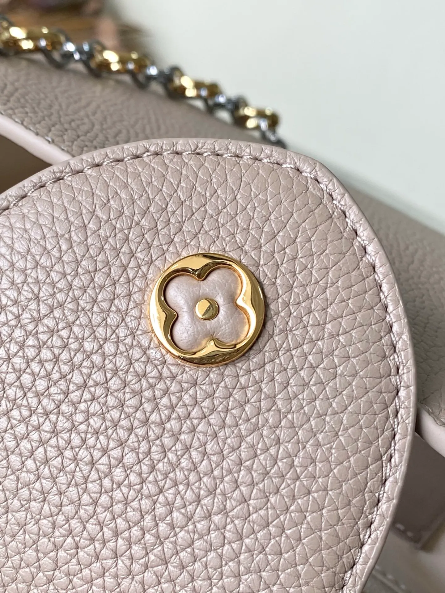 💰2480 "Special Grade Original Leather" M12935 Elephant Gray Medium This Capucines medium handbag is from the Chain On You series. It uses Taurillon cow leather to focus on the brand's ingenuity and sophisticated craftsmanship. The jewelry-style double-plated chain is embellished with Monogram flowers, and the rounded LV letters and metal parts add elegant touches. Whether worn cross-body, hand-carried or shoulder-carried, it can display elegant style. Dimensions: 31.5 × 20 × 11 cm