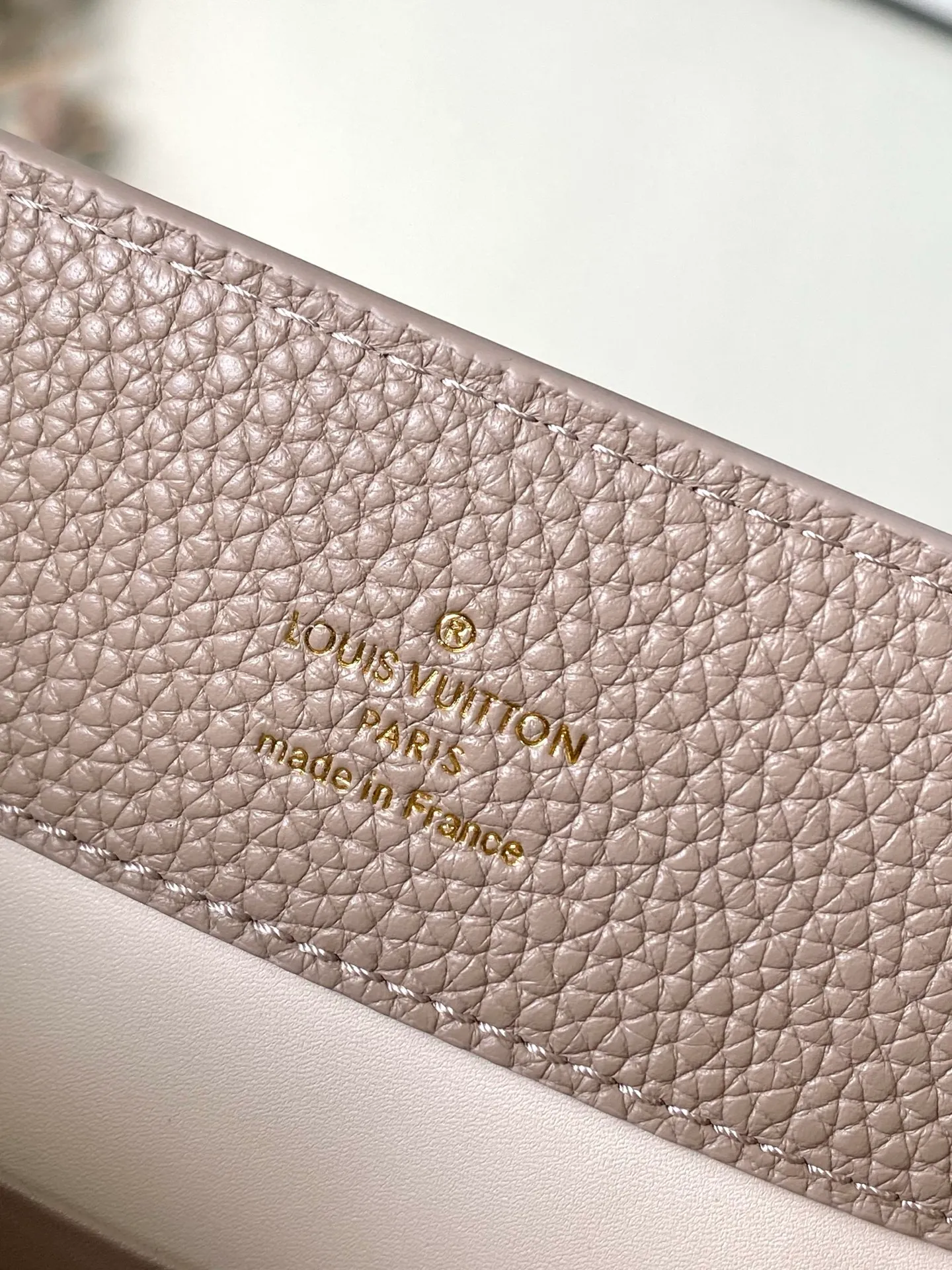 💰2480 "Special Grade Original Leather" M12935 Elephant Gray Medium This Capucines medium handbag is from the Chain On You series. It uses Taurillon cow leather to focus on the brand's ingenuity and sophisticated craftsmanship. The jewelry-style double-plated chain is embellished with Monogram flowers, and the rounded LV letters and metal parts add elegant touches. Whether worn cross-body, hand-carried or shoulder-carried, it can display elegant style. Dimensions: 31.5 × 20 × 11 cm