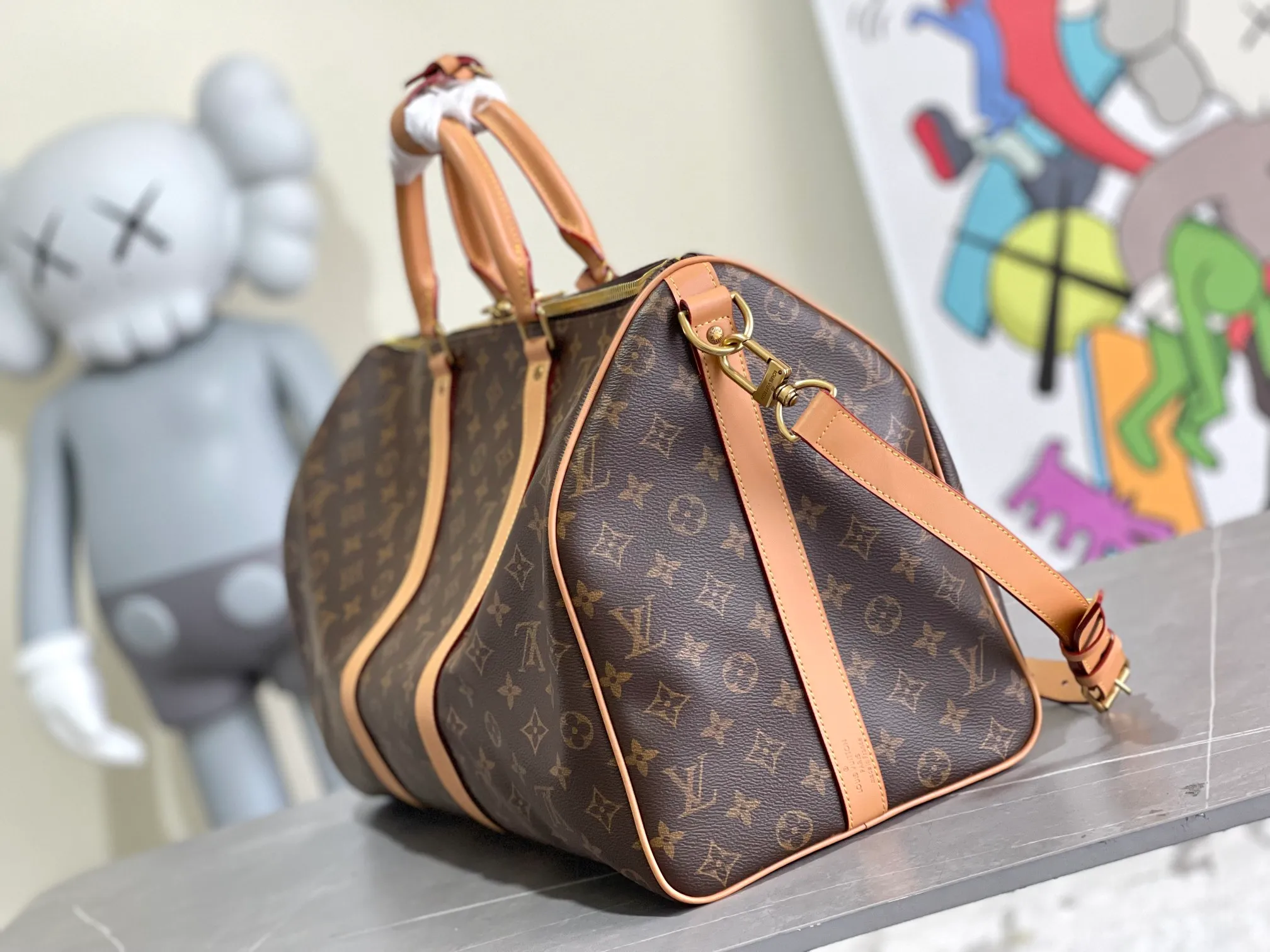 💰1160 Top original order M44474, KEEPALL 50 travel bag (with shoulder strap) Men's clothing art director Virgil Abloh uses a novel design concept to inject a fresh breath into the brand's beloved KEEPALL 50 travel bag, which is classic and even more stunning. The iconic Monogram pattern is paired with sulfur gold hardware to create an urban style. The detachable leather shoulder strap comes with a hanging chain, making it more fashionable and versatile. Dimensions: 50.0x 29.0x 23.0 cm (length x height x width). Monogram Solar Ray canvas, cowhide leather trim, gold-tone handle, suitable for hand or hand carry, leather handle retaining cover, zipper closure, detachable shoulder strap, leather designer fabric lining, zippered interior pocket