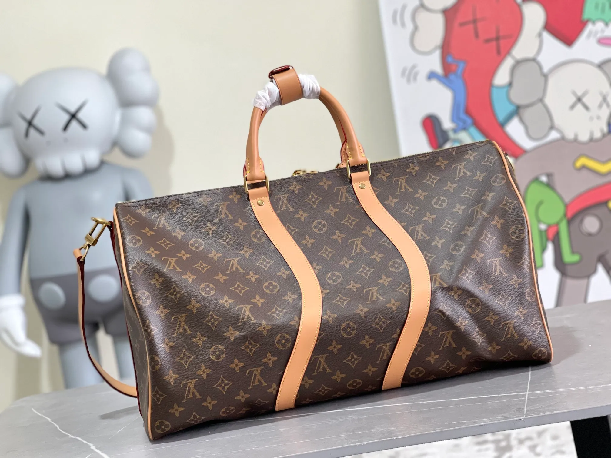 💰1160 Top original order M44474, KEEPALL 50 travel bag (with shoulder strap) Men's clothing art director Virgil Abloh uses a novel design concept to inject a fresh breath into the brand's beloved KEEPALL 50 travel bag, which is classic and even more stunning. The iconic Monogram pattern is paired with sulfur gold hardware to create an urban style. The detachable leather shoulder strap comes with a hanging chain, making it more fashionable and versatile. Dimensions: 50.0x 29.0x 23.0 cm (length x height x width). Monogram Solar Ray canvas, cowhide leather trim, gold-tone handle, suitable for hand or hand carry, leather handle retaining cover, zipper closure, detachable shoulder strap, leather designer fabric lining, zippered interior pocket