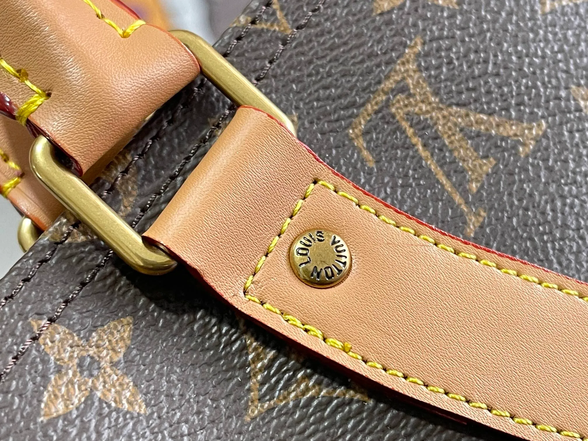 💰1160 Top original order M44474, KEEPALL 50 travel bag (with shoulder strap) Men's clothing art director Virgil Abloh uses a novel design concept to inject a fresh breath into the brand's beloved KEEPALL 50 travel bag, which is classic and even more stunning. The iconic Monogram pattern is paired with sulfur gold hardware to create an urban style. The detachable leather shoulder strap comes with a hanging chain, making it more fashionable and versatile. Dimensions: 50.0x 29.0x 23.0 cm (length x height x width). Monogram Solar Ray canvas, cowhide leather trim, gold-tone handle, suitable for hand or hand carry, leather handle retaining cover, zipper closure, detachable shoulder strap, leather designer fabric lining, zippered interior pocket