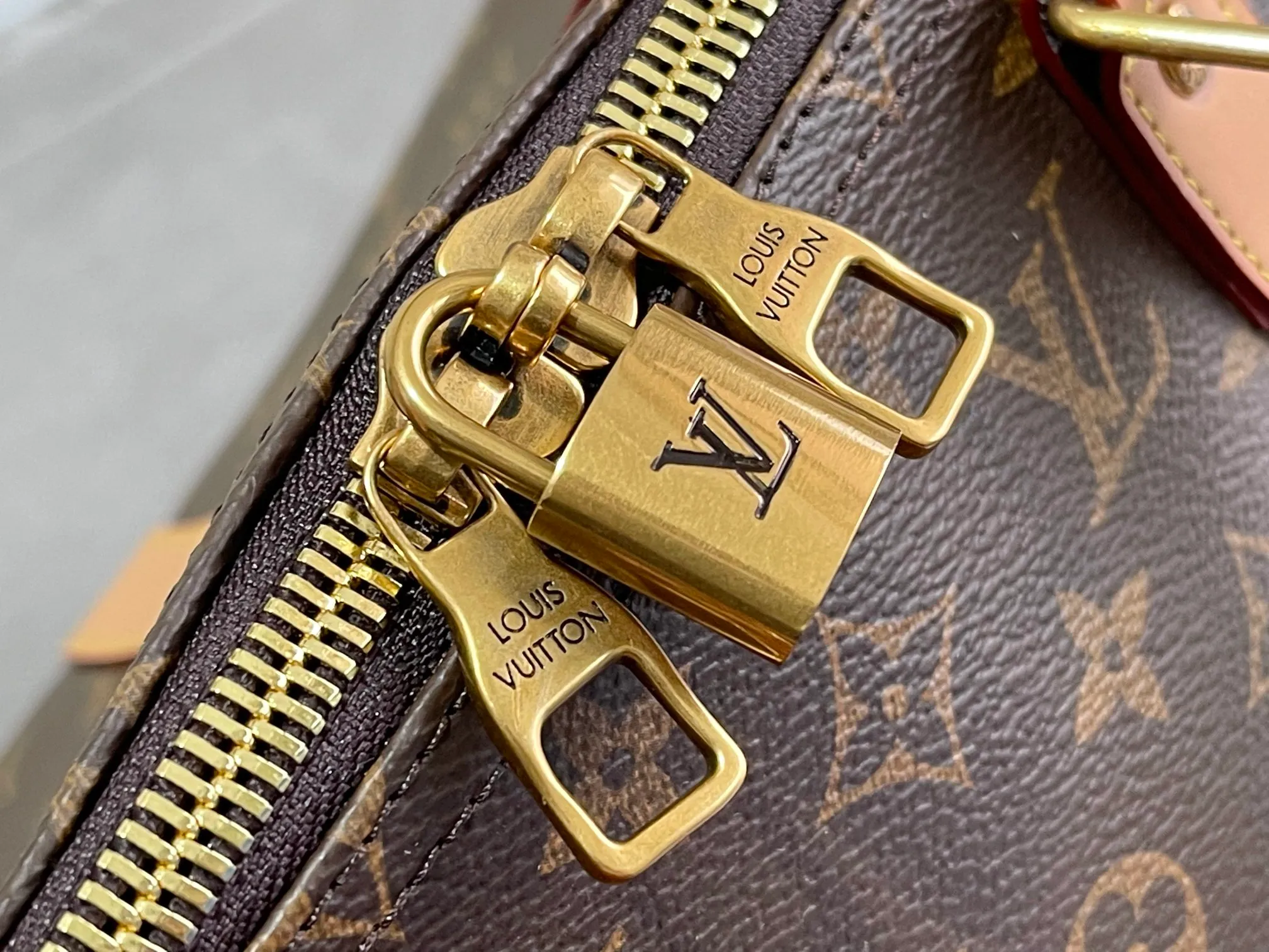 💰1160 Top original order M44474, KEEPALL 50 travel bag (with shoulder strap) Men's clothing art director Virgil Abloh uses a novel design concept to inject a fresh breath into the brand's beloved KEEPALL 50 travel bag, which is classic and even more stunning. The iconic Monogram pattern is paired with sulfur gold hardware to create an urban style. The detachable leather shoulder strap comes with a hanging chain, making it more fashionable and versatile. Dimensions: 50.0x 29.0x 23.0 cm (length x height x width). Monogram Solar Ray canvas, cowhide leather trim, gold-tone handle, suitable for hand or hand carry, leather handle retaining cover, zipper closure, detachable shoulder strap, leather designer fabric lining, zippered interior pocket