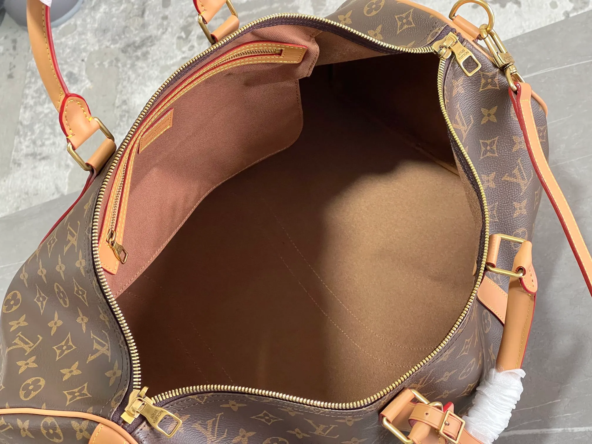 💰1160 Top original order M44474, KEEPALL 50 travel bag (with shoulder strap) Men's clothing art director Virgil Abloh uses a novel design concept to inject a fresh breath into the brand's beloved KEEPALL 50 travel bag, which is classic and even more stunning. The iconic Monogram pattern is paired with sulfur gold hardware to create an urban style. The detachable leather shoulder strap comes with a hanging chain, making it more fashionable and versatile. Dimensions: 50.0x 29.0x 23.0 cm (length x height x width). Monogram Solar Ray canvas, cowhide leather trim, gold-tone handle, suitable for hand or hand carry, leather handle retaining cover, zipper closure, detachable shoulder strap, leather designer fabric lining, zippered interior pocket