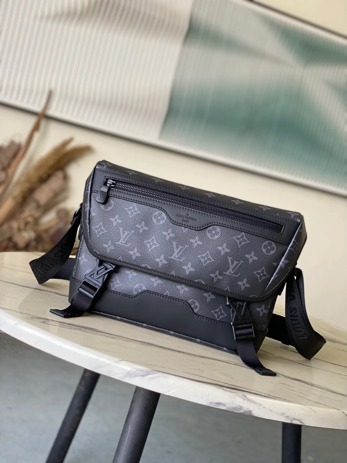 💰1000 Top Original Order M12517 This Voyager small messenger bag is made of Monogram Eclipse canvas to create a comfortable and portable structure that can easily accommodate a tablet computer, charger and other daily needs. The quick-release buckle displays the V letter, and the adjustable shoulder strap allows for shoulder and cross-body wear. Dimensions: 33 × 22.5 × 11 cm
