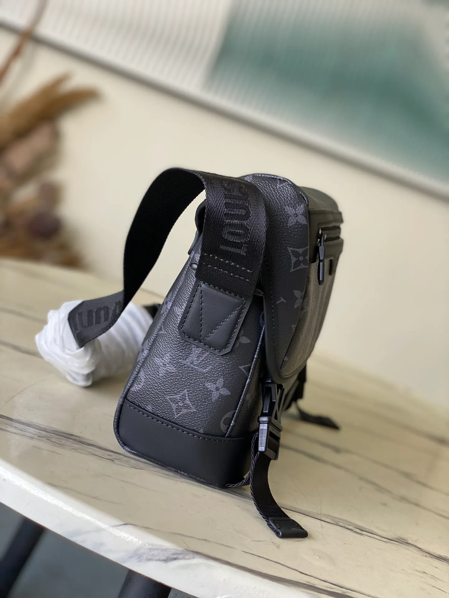 💰1000 Top Original Order M12517 This Voyager small messenger bag is made of Monogram Eclipse canvas to create a comfortable and portable structure that can easily accommodate a tablet computer, charger and other daily needs. The quick-release buckle displays the V letter, and the adjustable shoulder strap allows for shoulder and cross-body wear. Dimensions: 33 × 22.5 × 11 cm
