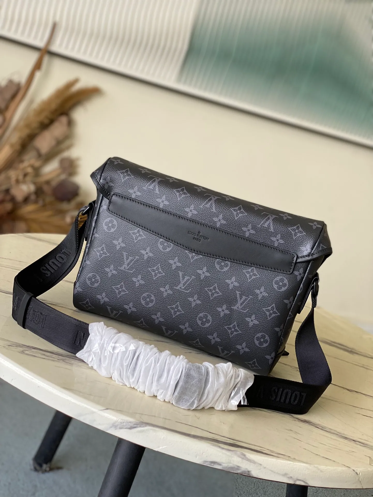 💰1000 Top Original Order M12517 This Voyager small messenger bag is made of Monogram Eclipse canvas to create a comfortable and portable structure that can easily accommodate a tablet computer, charger and other daily needs. The quick-release buckle displays the V letter, and the adjustable shoulder strap allows for shoulder and cross-body wear. Dimensions: 33 × 22.5 × 11 cm
