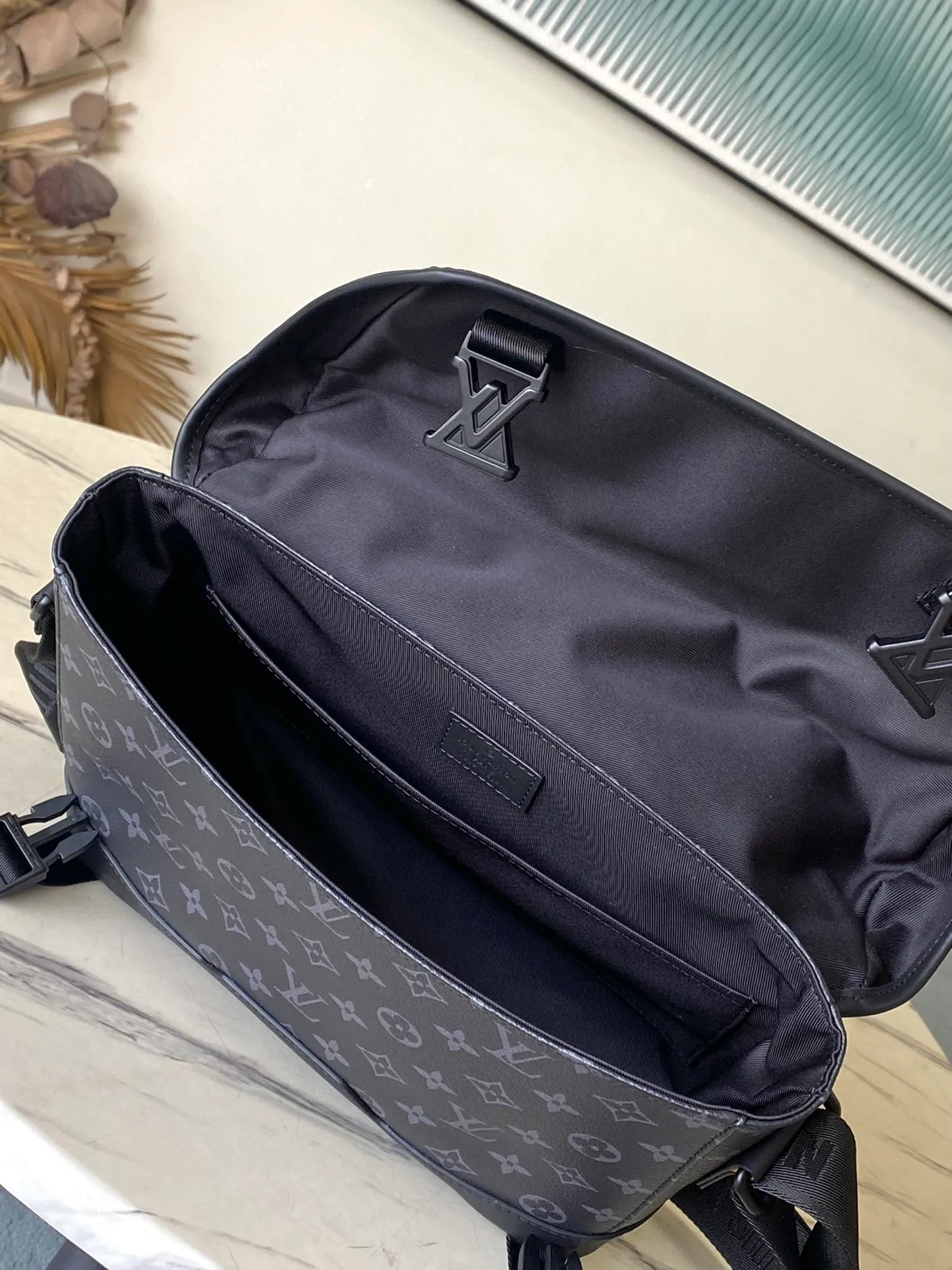 💰1000 Top Original Order M12517 This Voyager small messenger bag is made of Monogram Eclipse canvas to create a comfortable and portable structure that can easily accommodate a tablet computer, charger and other daily needs. The quick-release buckle displays the V letter, and the adjustable shoulder strap allows for shoulder and cross-body wear. Dimensions: 33 × 22.5 × 11 cm