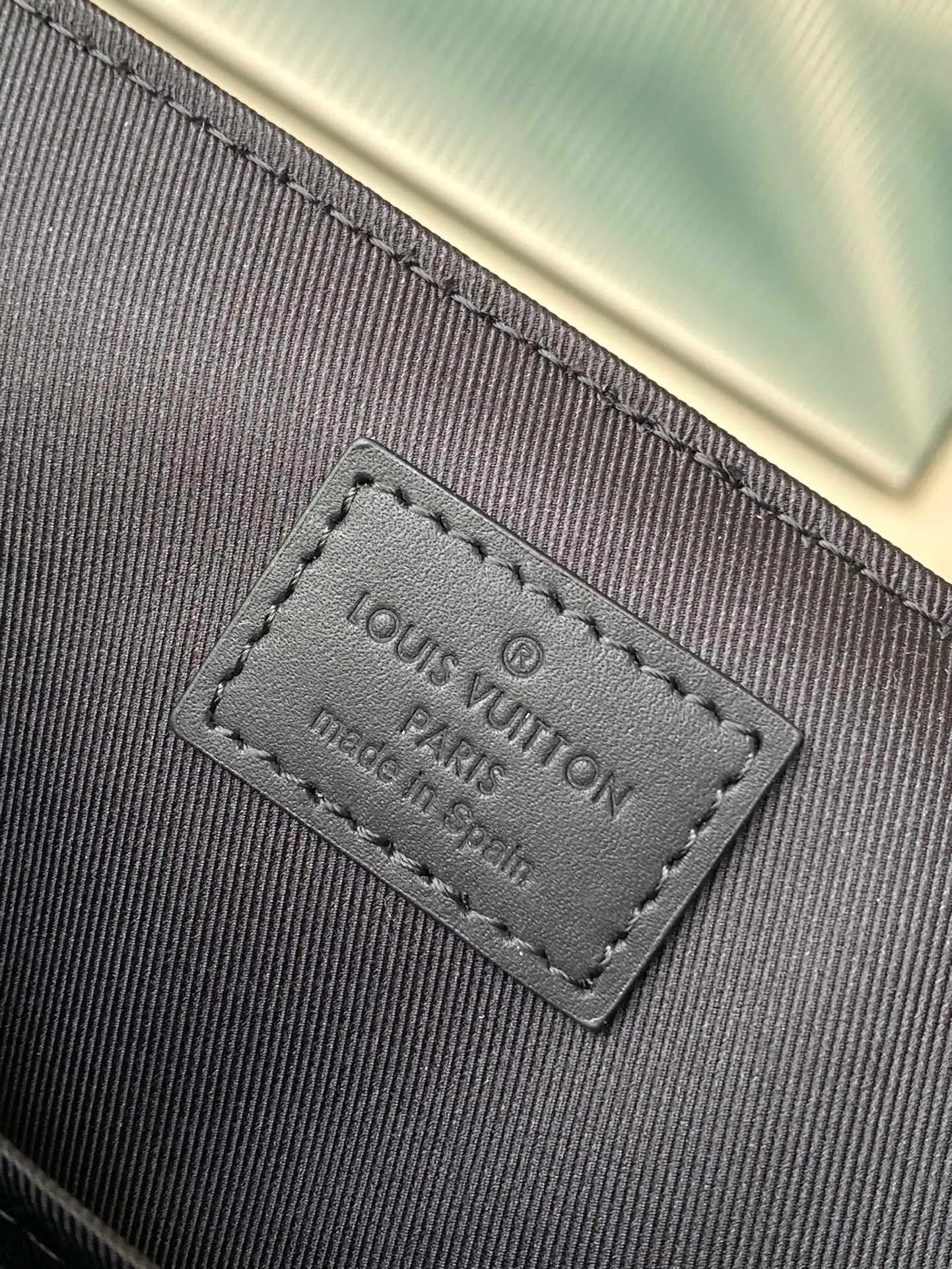 💰1000 Top Original Order M12517 This Voyager small messenger bag is made of Monogram Eclipse canvas to create a comfortable and portable structure that can easily accommodate a tablet computer, charger and other daily needs. The quick-release buckle displays the V letter, and the adjustable shoulder strap allows for shoulder and cross-body wear. Dimensions: 33 × 22.5 × 11 cm
