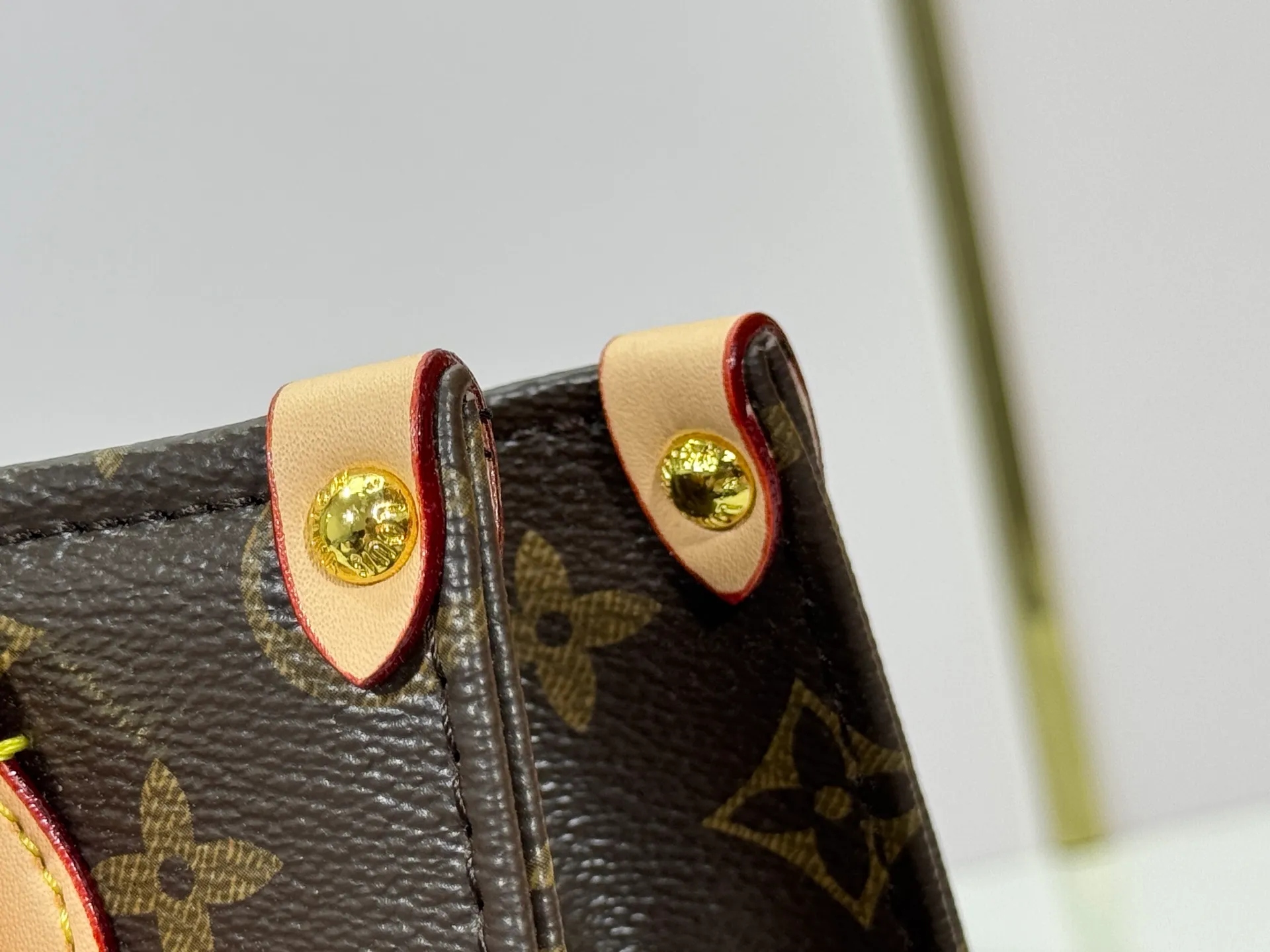 P220 upgraded original M13668 M46839 Louis Vuitton x Murakami reissue series interprets the exquisite version of the OnTheGo handbag with playful touches. Monogram canvas and cow leather establish the brand's classic style, and Murakami's cute and cute panda image is transformed into front and back prints. The detachable and adjustable shoulder strap provides a variety of carrying options, and the zippered interior pocket keeps personal items safe and secure. Dimensions: 18.0 x 15.0 x 8.5 cm (length x height x width)