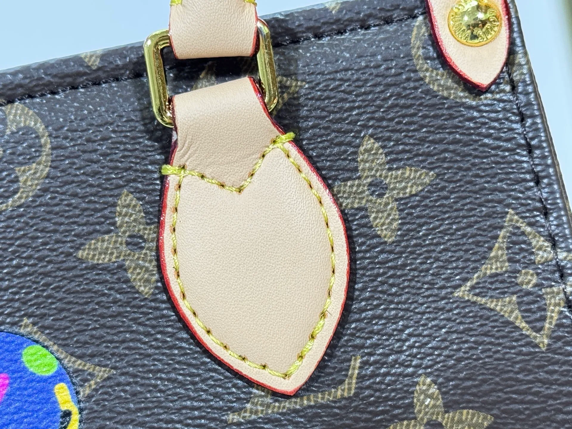 P220 upgraded original M13668 M46839 Louis Vuitton x Murakami reissue series interprets the exquisite version of the OnTheGo handbag with playful touches. Monogram canvas and cow leather establish the brand's classic style, and Murakami's cute and cute panda image is transformed into front and back prints. The detachable and adjustable shoulder strap provides a variety of carrying options, and the zippered interior pocket keeps personal items safe and secure. Dimensions: 18.0 x 15.0 x 8.5 cm (length x height x width)