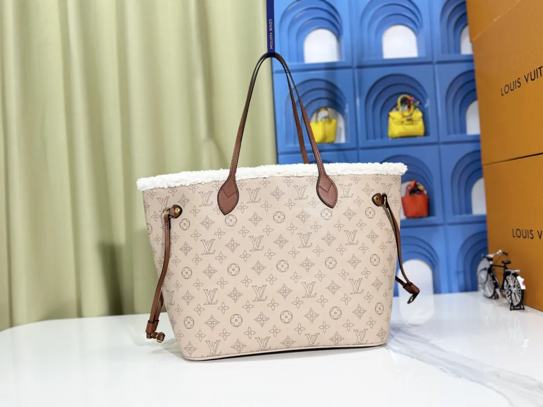 P260💰Shearling, m40995 m45685 medium shopping bag male, Louis Vuitton's new neverfull is a new interpretation of the classic handbag, explore the exquisite details inside the bag. Redesigned interior pockets feature fresh fabric linings and vintage details inspired by the Louis Vuitton archives, most notably the detachable zippered clutch, which can be used on its own as a sophisticated clutch or as an additional pocket. Bright lining tones add a lively feel to the classic monogram canvas. Size: 32*29*17 cm