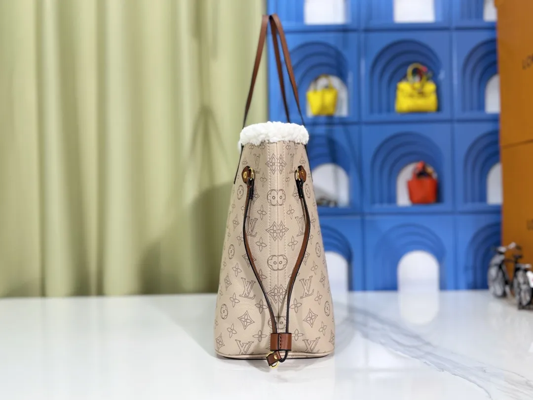 P260💰Shearling, m40995 m45685 medium shopping bag male, Louis Vuitton's new neverfull is a new interpretation of the classic handbag, explore the exquisite details inside the bag. Redesigned interior pockets feature fresh fabric linings and vintage details inspired by the Louis Vuitton archives, most notably the detachable zippered clutch, which can be used on its own as a sophisticated clutch or as an additional pocket. Bright lining tones add a lively feel to the classic monogram canvas. Size: 32*29*17 cm