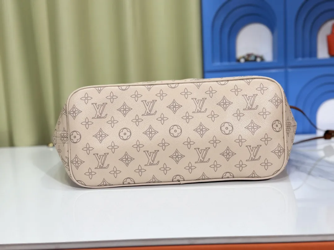 P260💰Shearling, m40995 m45685 medium shopping bag male, Louis Vuitton's new neverfull is a new interpretation of the classic handbag, explore the exquisite details inside the bag. Redesigned interior pockets feature fresh fabric linings and vintage details inspired by the Louis Vuitton archives, most notably the detachable zippered clutch, which can be used on its own as a sophisticated clutch or as an additional pocket. Bright lining tones add a lively feel to the classic monogram canvas. Size: 32*29*17 cm