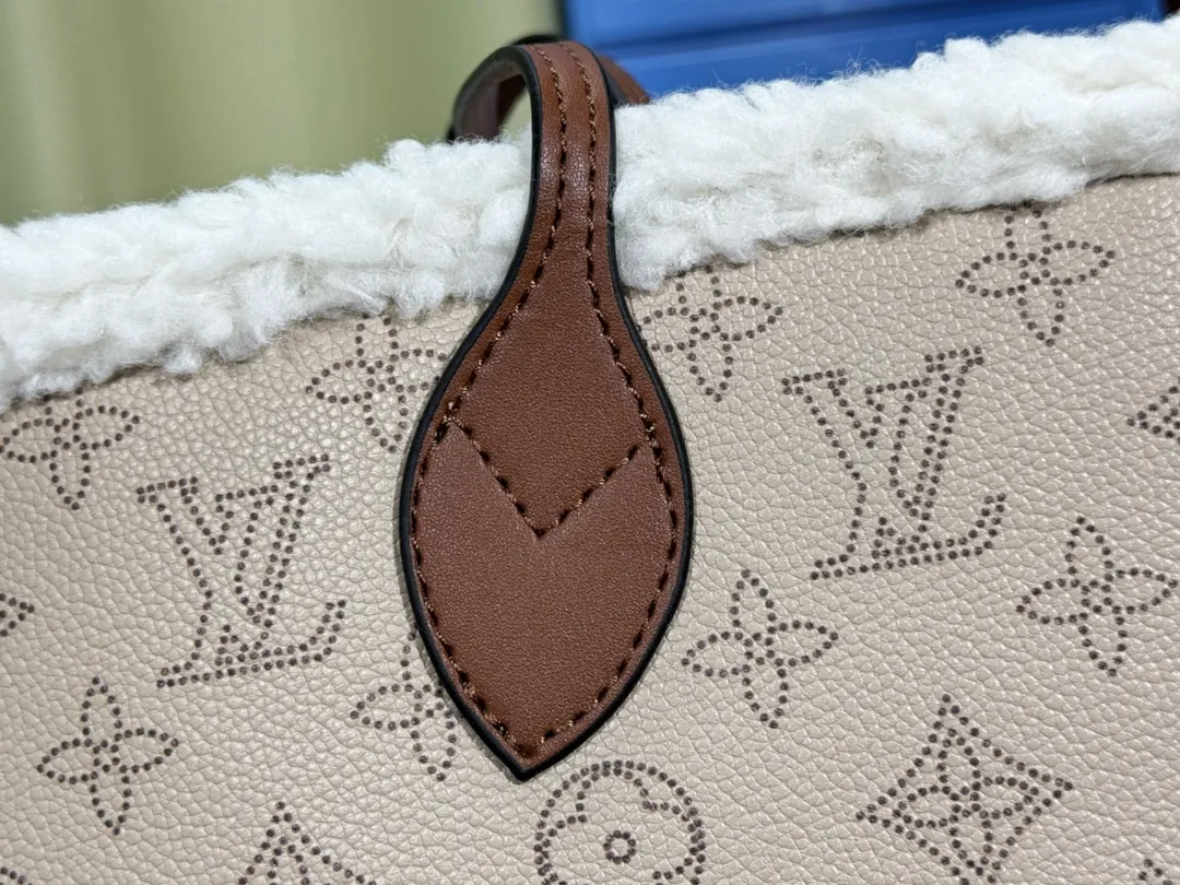 P260💰Shearling, m40995 m45685 medium shopping bag male, Louis Vuitton's new neverfull is a new interpretation of the classic handbag, explore the exquisite details inside the bag. Redesigned interior pockets feature fresh fabric linings and vintage details inspired by the Louis Vuitton archives, most notably the detachable zippered clutch, which can be used on its own as a sophisticated clutch or as an additional pocket. Bright lining tones add a lively feel to the classic monogram canvas. Size: 32*29*17 cm