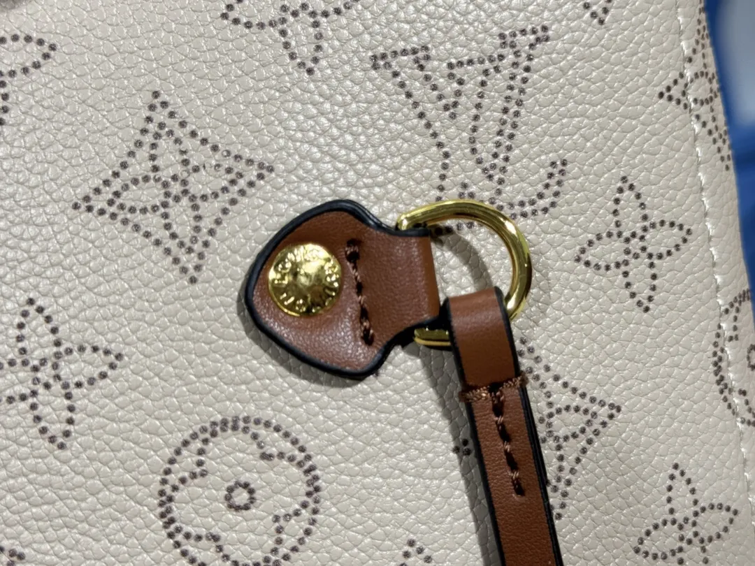 P260💰Shearling, m40995 m45685 medium shopping bag male, Louis Vuitton's new neverfull is a new interpretation of the classic handbag, explore the exquisite details inside the bag. Redesigned interior pockets feature fresh fabric linings and vintage details inspired by the Louis Vuitton archives, most notably the detachable zippered clutch, which can be used on its own as a sophisticated clutch or as an additional pocket. Bright lining tones add a lively feel to the classic monogram canvas. Size: 32*29*17 cm