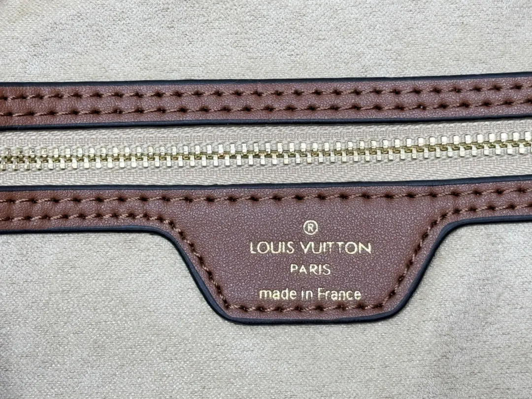 P260💰Shearling, m40995 m45685 medium shopping bag male, Louis Vuitton's new neverfull is a new interpretation of the classic handbag, explore the exquisite details inside the bag. Redesigned interior pockets feature fresh fabric linings and vintage details inspired by the Louis Vuitton archives, most notably the detachable zippered clutch, which can be used on its own as a sophisticated clutch or as an additional pocket. Bright lining tones add a lively feel to the classic monogram canvas. Size: 32*29*17 cm