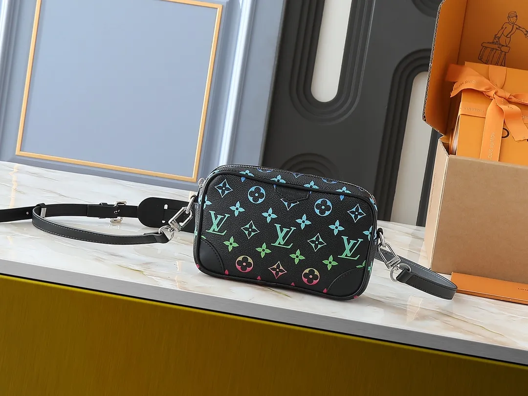 💰200💰Upgraded from the original M14058 M14253. This Trocadéro mini handbag is made of Monogram canvas, with vintage cow leather trim and reinforced front corners. It pays tribute to Louis Vuitton’s legendary history and combines retro charm with sophisticated modernity. Inspired by Louis Vuitton's cross-body bags designed in the 1980s, it features a removable and adjustable shoulder strap. 20.0 x 13.0 x 6.5 cm (length x height x width)