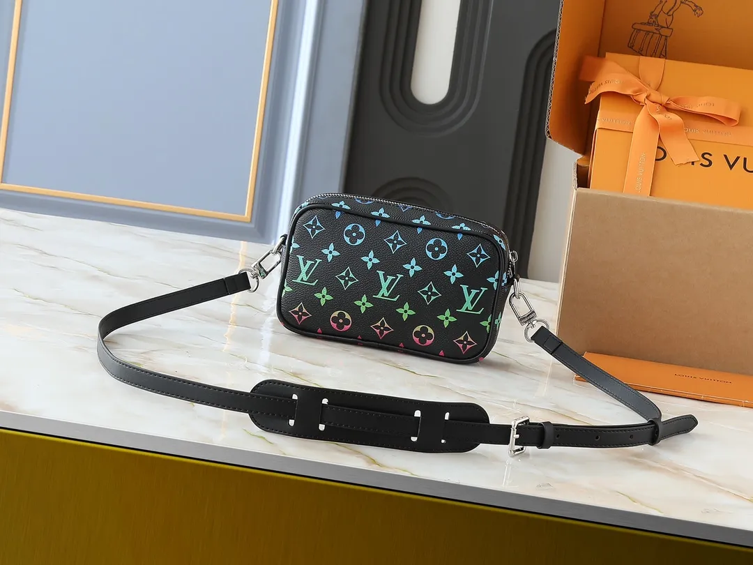 💰200💰Upgraded from the original M14058 M14253. This Trocadéro mini handbag is made of Monogram canvas, with vintage cow leather trim and reinforced front corners. It pays tribute to Louis Vuitton’s legendary history and combines retro charm with sophisticated modernity. Inspired by Louis Vuitton's cross-body bags designed in the 1980s, it features a removable and adjustable shoulder strap. 20.0 x 13.0 x 6.5 cm (length x height x width)