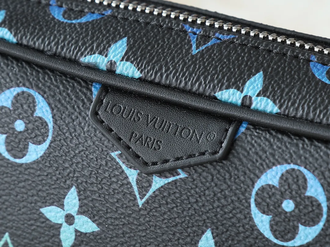 💰200💰Upgraded from the original M14058 M14253. This Trocadéro mini handbag is made of Monogram canvas, with vintage cow leather trim and reinforced front corners. It pays tribute to Louis Vuitton’s legendary history and combines retro charm with sophisticated modernity. Inspired by Louis Vuitton's cross-body bags designed in the 1980s, it features a removable and adjustable shoulder strap. 20.0 x 13.0 x 6.5 cm (length x height x width)