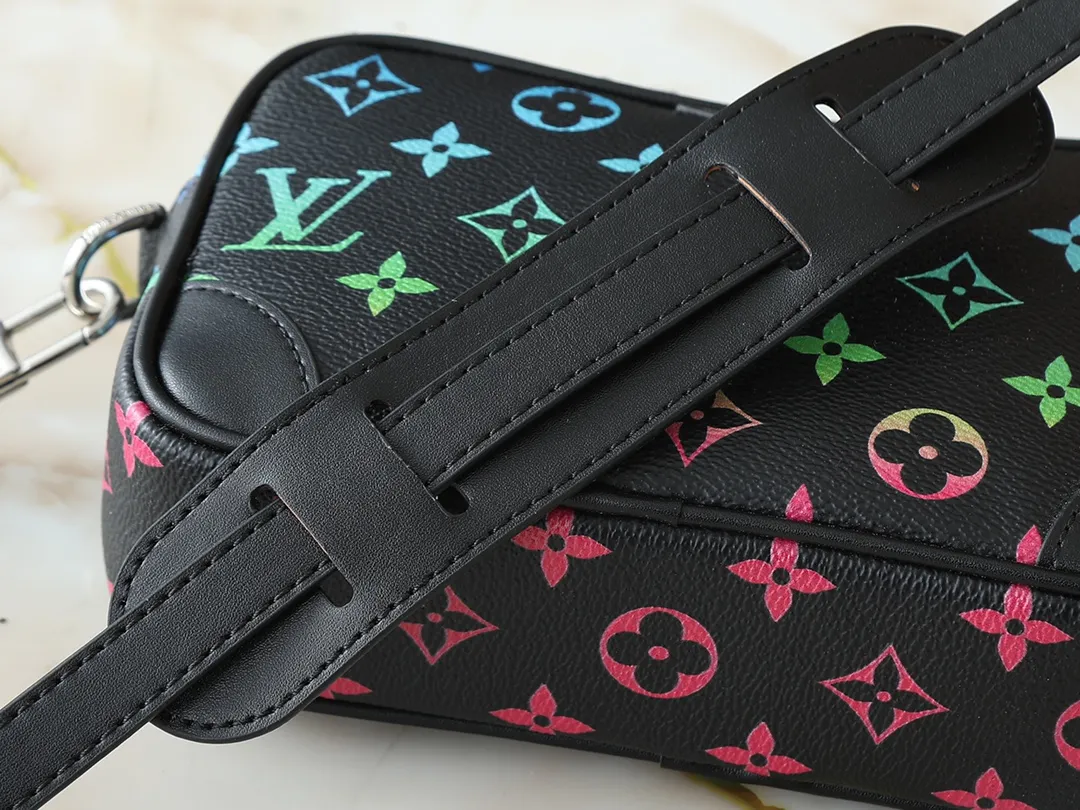💰200💰Upgraded from the original M14058 M14253. This Trocadéro mini handbag is made of Monogram canvas, with vintage cow leather trim and reinforced front corners. It pays tribute to Louis Vuitton’s legendary history and combines retro charm with sophisticated modernity. Inspired by Louis Vuitton's cross-body bags designed in the 1980s, it features a removable and adjustable shoulder strap. 20.0 x 13.0 x 6.5 cm (length x height x width)