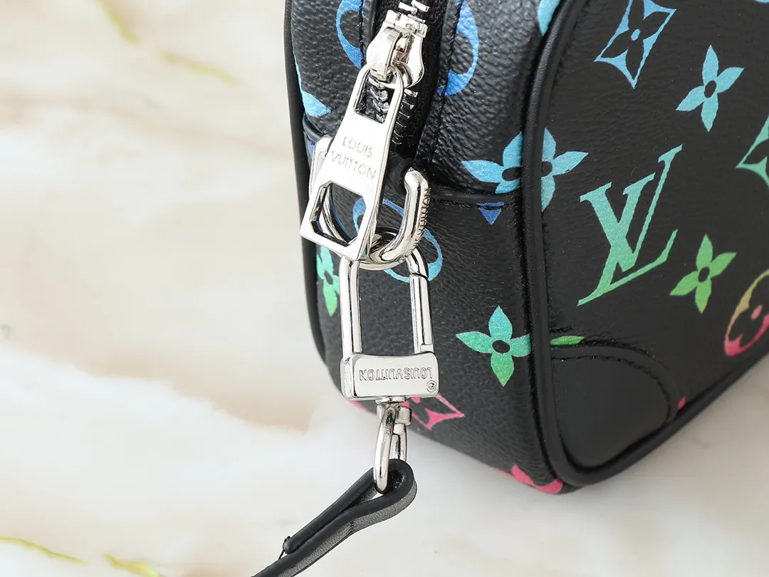 💰200💰Upgraded from the original M14058 M14253. This Trocadéro mini handbag is made of Monogram canvas, with vintage cow leather trim and reinforced front corners. It pays tribute to Louis Vuitton’s legendary history and combines retro charm with sophisticated modernity. Inspired by Louis Vuitton's cross-body bags designed in the 1980s, it features a removable and adjustable shoulder strap. 20.0 x 13.0 x 6.5 cm (length x height x width)