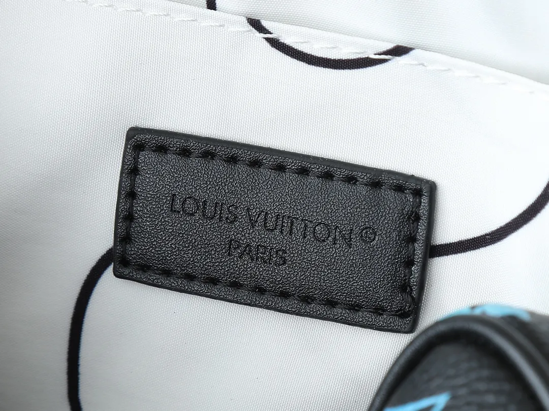 💰200💰Upgraded from the original M14058 M14253. This Trocadéro mini handbag is made of Monogram canvas, with vintage cow leather trim and reinforced front corners. It pays tribute to Louis Vuitton’s legendary history and combines retro charm with sophisticated modernity. Inspired by Louis Vuitton's cross-body bags designed in the 1980s, it features a removable and adjustable shoulder strap. 20.0 x 13.0 x 6.5 cm (length x height x width)