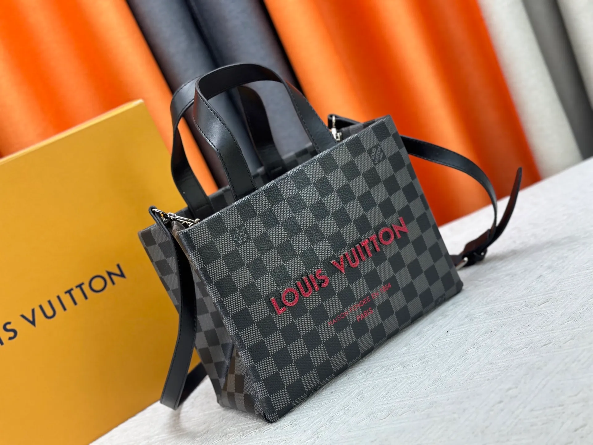 P280 M13940 Black Check Presbyopia Orange Black Green Pink PHARREL and NIGO collection’s joint series top original order This Shopper medium handbag draws inspiration from Louis Vuitton shopping bags, with the words Louis Vuitton and Maison Fondée En 1854 written on soft cow leather, with a top handle and a detachable shoulder strap. 25x19x11 • Cow leather • Cow leather trim • Textile lining • Metal hardware • Musketon closure • Main compartment • Zip pocket • Double patch pockets • Handles: Double handle