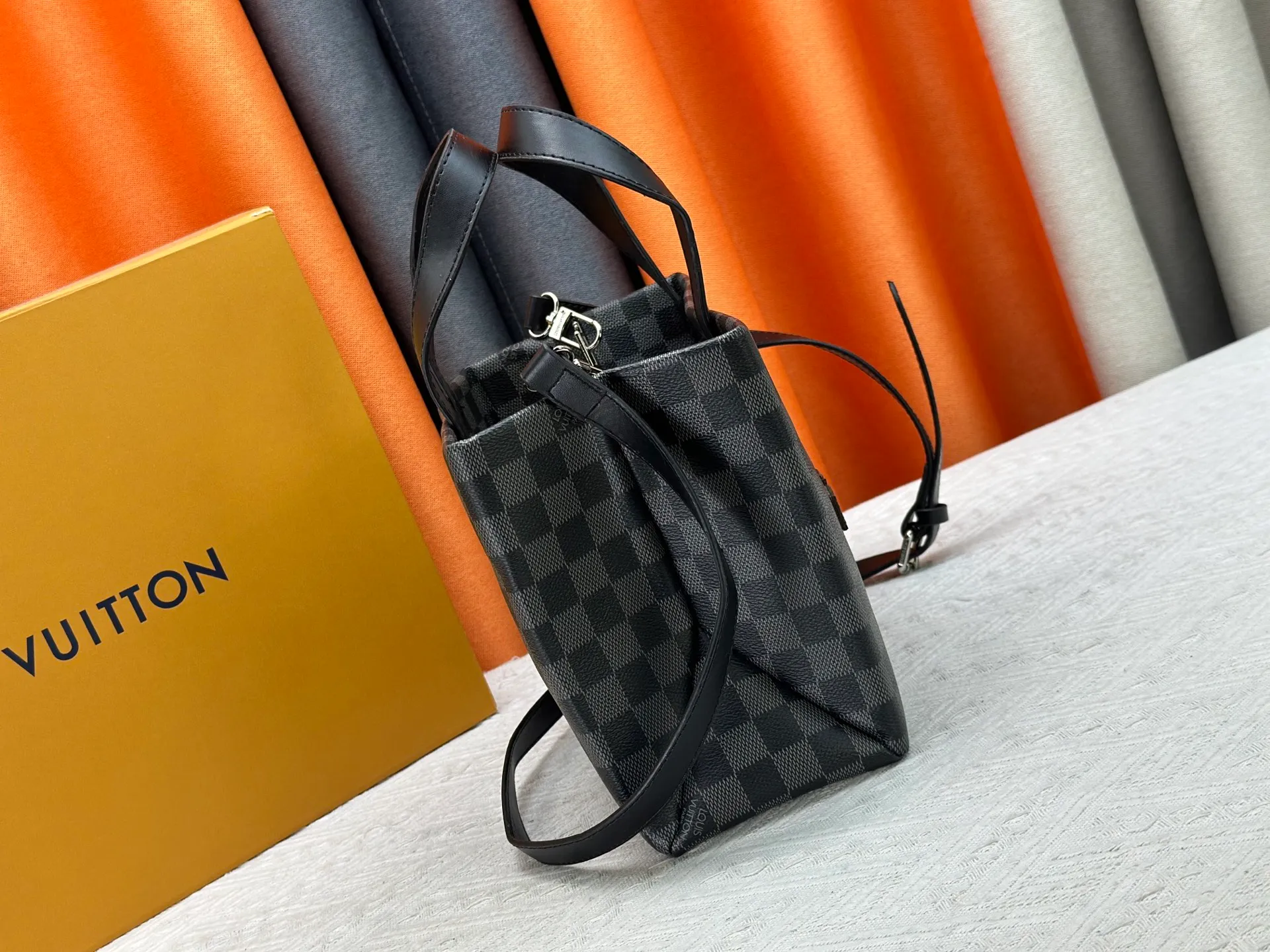 P280 M13940 Black Check Presbyopia Orange Black Green Pink PHARREL and NIGO collection’s joint series top original order This Shopper medium handbag draws inspiration from Louis Vuitton shopping bags, with the words Louis Vuitton and Maison Fondée En 1854 written on soft cow leather, with a top handle and a detachable shoulder strap. 25x19x11 • Cow leather • Cow leather trim • Textile lining • Metal hardware • Musketon closure • Main compartment • Zip pocket • Double patch pockets • Handles: Double handle