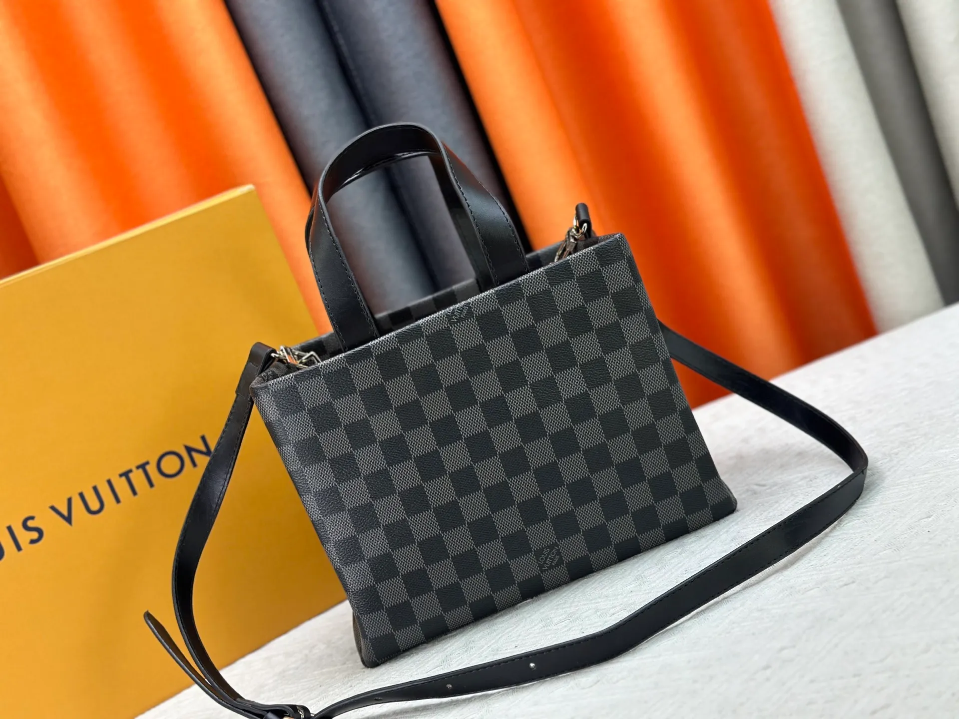 P280 M13940 Black Check Presbyopia Orange Black Green Pink PHARREL and NIGO collection’s joint series top original order This Shopper medium handbag draws inspiration from Louis Vuitton shopping bags, with the words Louis Vuitton and Maison Fondée En 1854 written on soft cow leather, with a top handle and a detachable shoulder strap. 25x19x11 • Cow leather • Cow leather trim • Textile lining • Metal hardware • Musketon closure • Main compartment • Zip pocket • Double patch pockets • Handles: Double handle