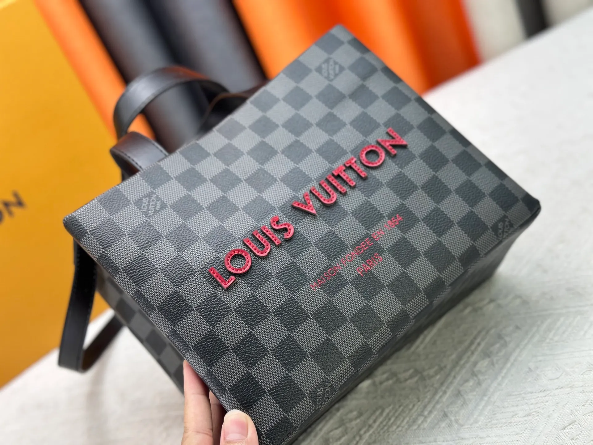 P280 M13940 Black Check Presbyopia Orange Black Green Pink PHARREL and NIGO collection’s joint series top original order This Shopper medium handbag draws inspiration from Louis Vuitton shopping bags, with the words Louis Vuitton and Maison Fondée En 1854 written on soft cow leather, with a top handle and a detachable shoulder strap. 25x19x11 • Cow leather • Cow leather trim • Textile lining • Metal hardware • Musketon closure • Main compartment • Zip pocket • Double patch pockets • Handles: Double handle