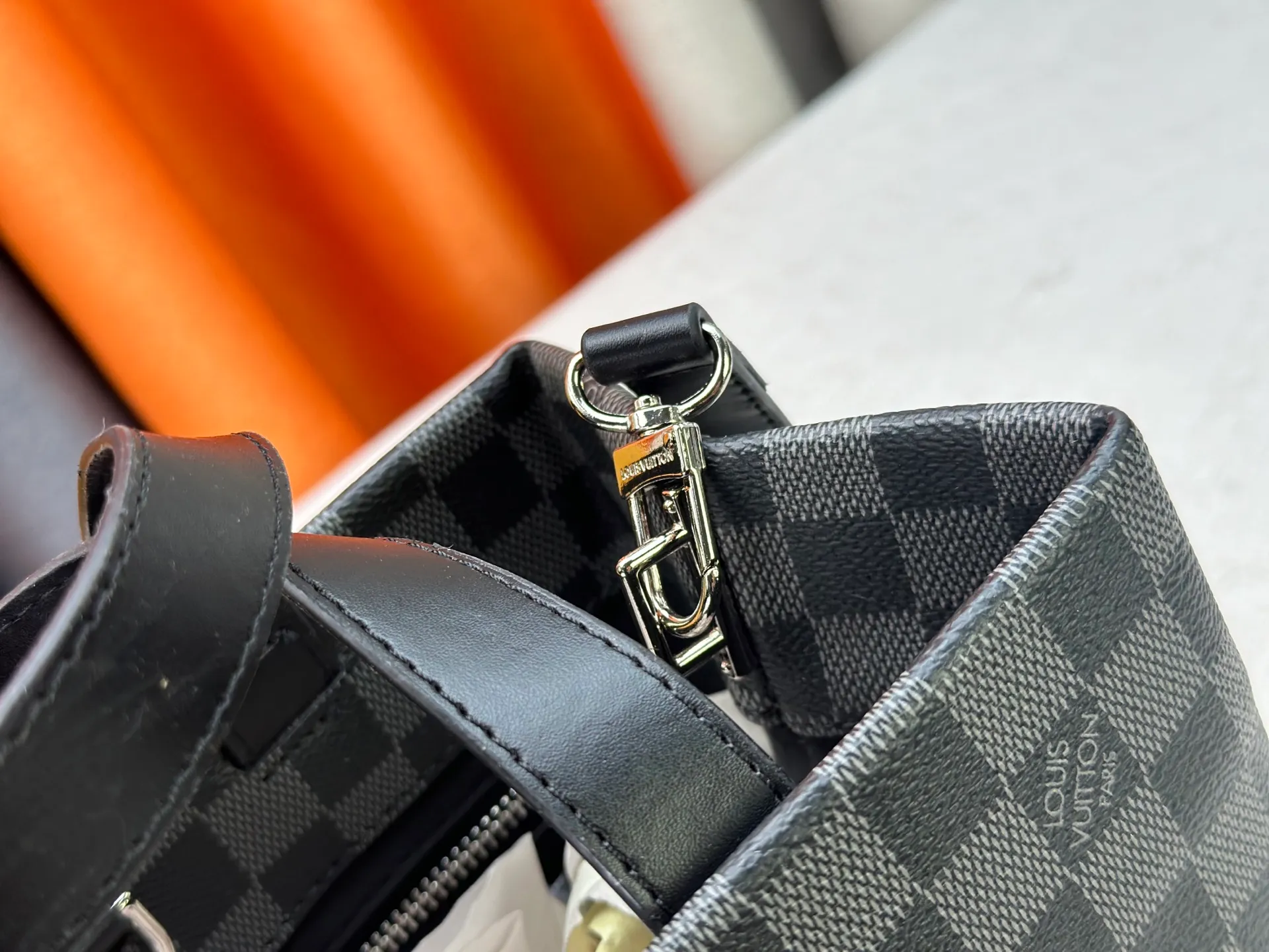 P280 M13940 Black Check Presbyopia Orange Black Green Pink PHARREL and NIGO collection’s joint series top original order This Shopper medium handbag draws inspiration from Louis Vuitton shopping bags, with the words Louis Vuitton and Maison Fondée En 1854 written on soft cow leather, with a top handle and a detachable shoulder strap. 25x19x11 • Cow leather • Cow leather trim • Textile lining • Metal hardware • Musketon closure • Main compartment • Zip pocket • Double patch pockets • Handles: Double handle