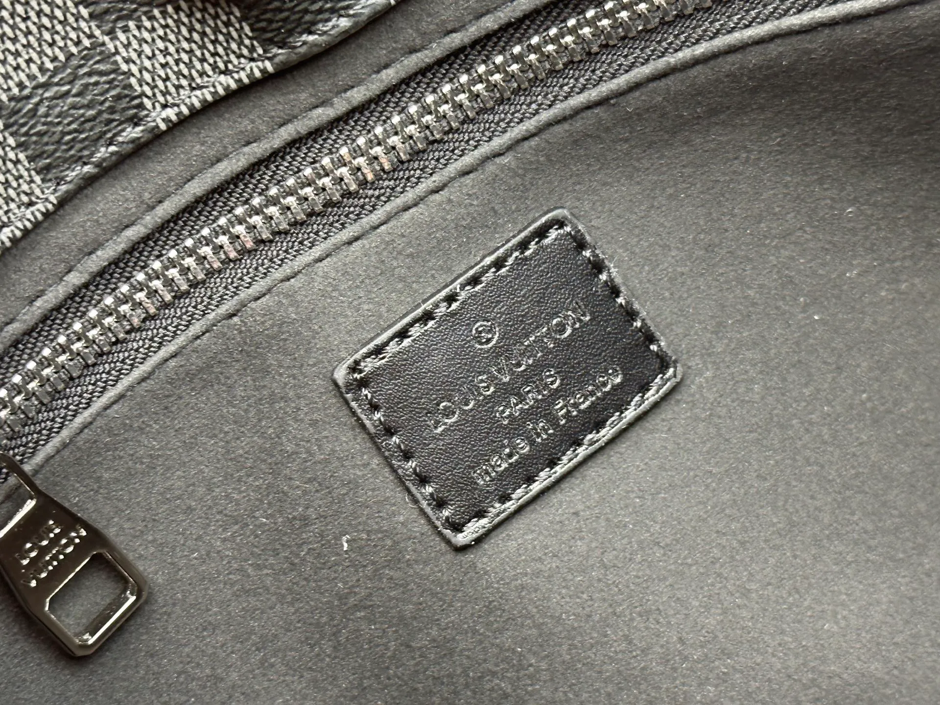 P280 M13940 Black Check Presbyopia Orange Black Green Pink PHARREL and NIGO collection’s joint series top original order This Shopper medium handbag draws inspiration from Louis Vuitton shopping bags, with the words Louis Vuitton and Maison Fondée En 1854 written on soft cow leather, with a top handle and a detachable shoulder strap. 25x19x11 • Cow leather • Cow leather trim • Textile lining • Metal hardware • Musketon closure • Main compartment • Zip pocket • Double patch pockets • Handles: Double handle