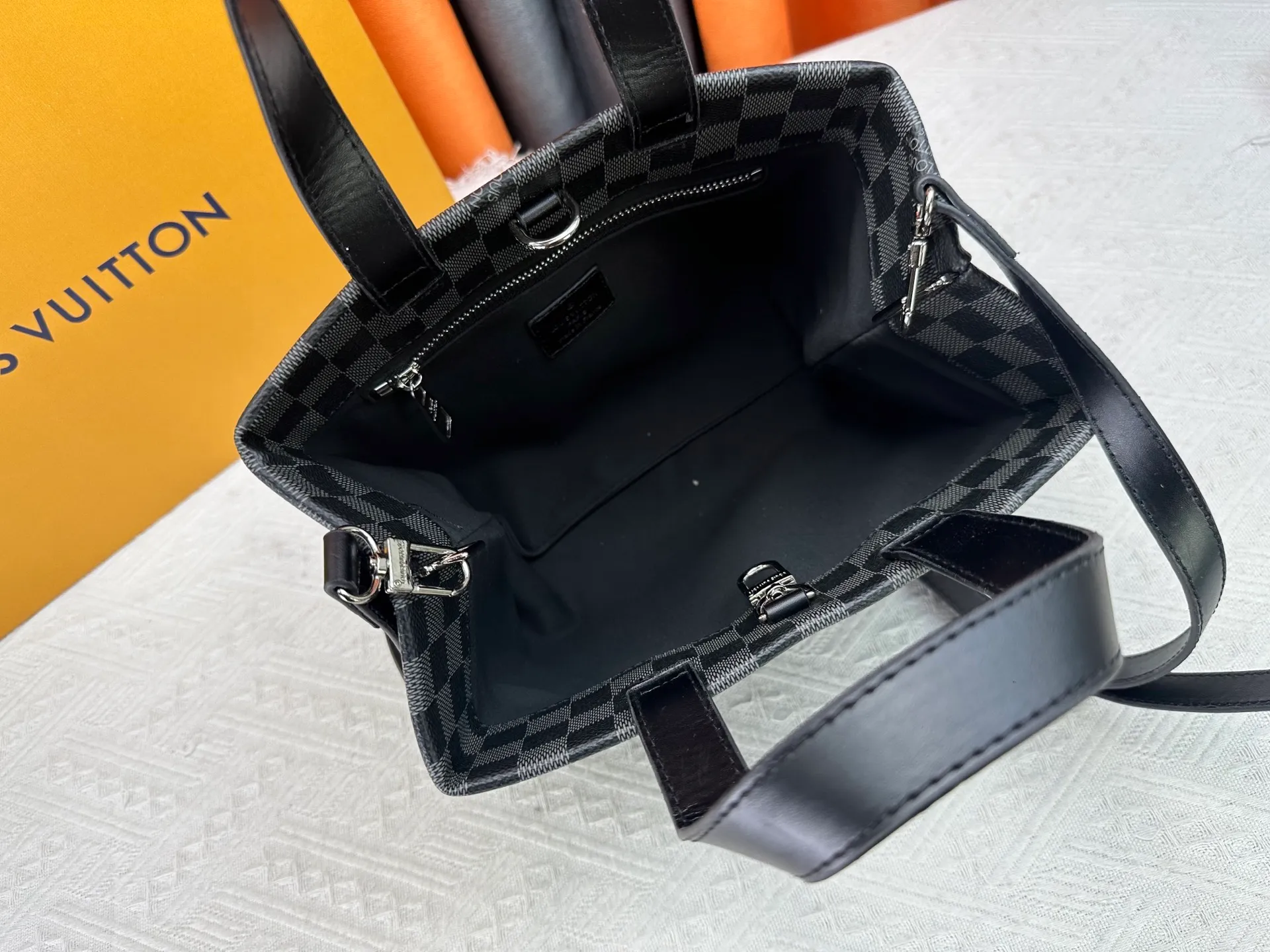 P280 M13940 Black Check Presbyopia Orange Black Green Pink PHARREL and NIGO collection’s joint series top original order This Shopper medium handbag draws inspiration from Louis Vuitton shopping bags, with the words Louis Vuitton and Maison Fondée En 1854 written on soft cow leather, with a top handle and a detachable shoulder strap. 25x19x11 • Cow leather • Cow leather trim • Textile lining • Metal hardware • Musketon closure • Main compartment • Zip pocket • Double patch pockets • Handles: Double handle
