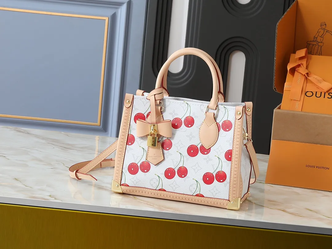 💰300💰Upgraded from the original M13079 M45495 M45659 M44571, the Louis Vuitton x Murakami reissue series interprets the OnTheGo small handbag in a smart way. The colorful Monogram canvas body, cowhide leather trim and LV x TM key bag highlight the sophisticated style. The shiny corners recall the design of traditional Louis Vuitton luggage, and the shoulder strap and top handle allow for multiple carrying methods. Dimensions: 25.0 x 19.0 x 11.5 cm (length x height x width)