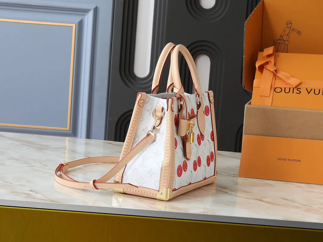 💰300💰Upgraded from the original M13079 M45495 M45659 M44571, the Louis Vuitton x Murakami reissue series interprets the OnTheGo small handbag in a smart way. The colorful Monogram canvas body, cowhide leather trim and LV x TM key bag highlight the sophisticated style. The shiny corners recall the design of traditional Louis Vuitton luggage, and the shoulder strap and top handle allow for multiple carrying methods. Dimensions: 25.0 x 19.0 x 11.5 cm (length x height x width)