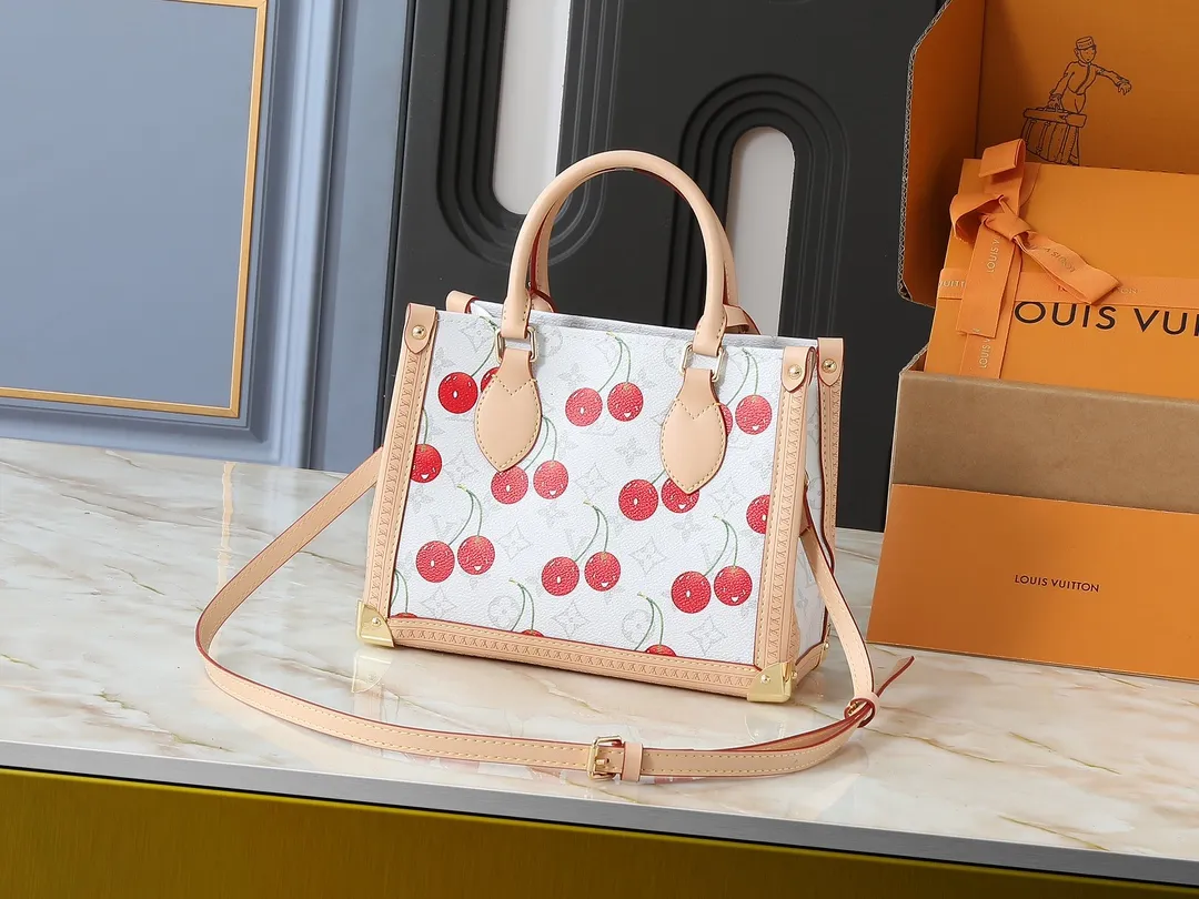 💰300💰Upgraded from the original M13079 M45495 M45659 M44571, the Louis Vuitton x Murakami reissue series interprets the OnTheGo small handbag in a smart way. The colorful Monogram canvas body, cowhide leather trim and LV x TM key bag highlight the sophisticated style. The shiny corners recall the design of traditional Louis Vuitton luggage, and the shoulder strap and top handle allow for multiple carrying methods. Dimensions: 25.0 x 19.0 x 11.5 cm (length x height x width)
